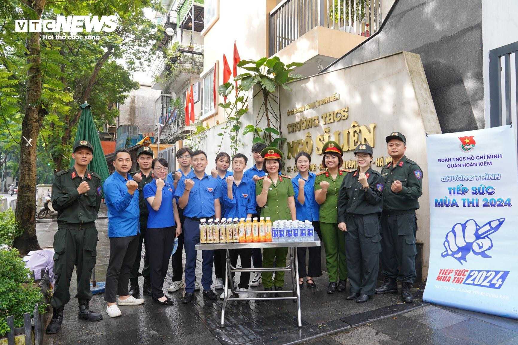 Cảnh sát giao thông Hà Nội phát nước tặng thí sinh thi tốt nghiệp THPT 2024 - 11