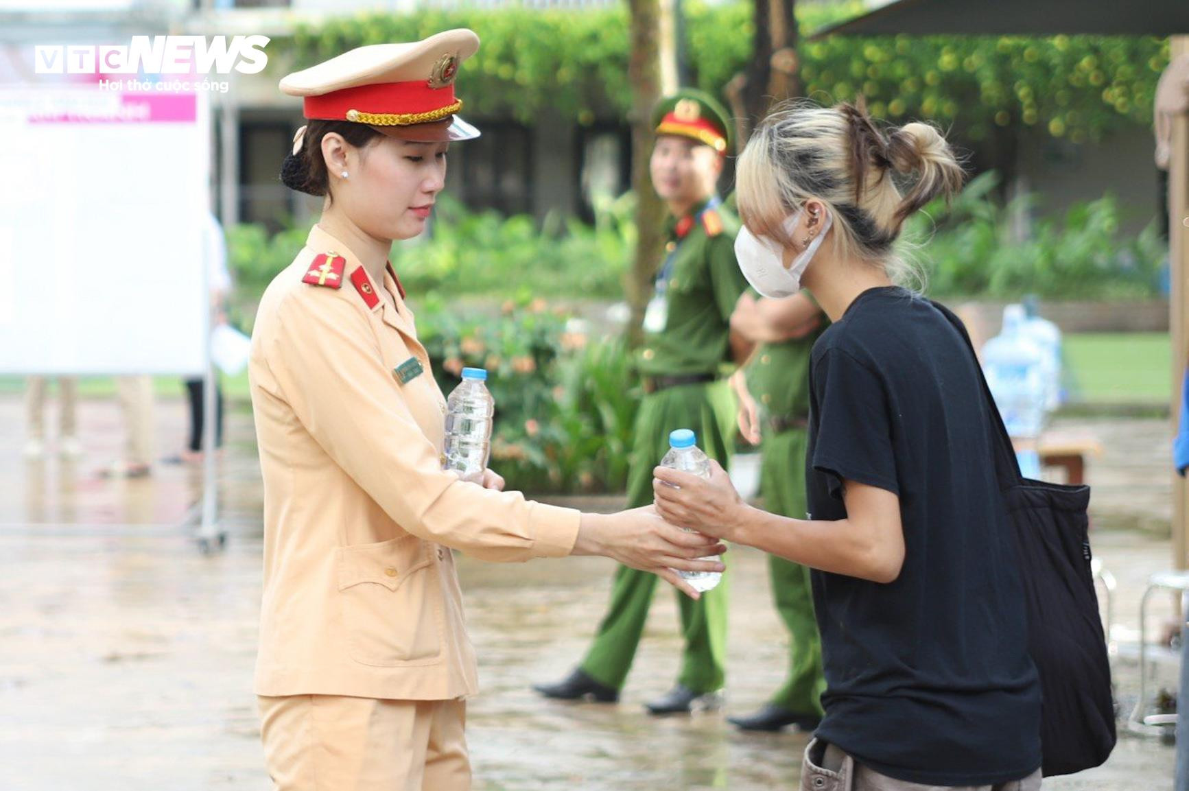 Cảnh sát giao thông Hà Nội phát nước tặng thí sinh thi tốt nghiệp THPT 2024 - 7