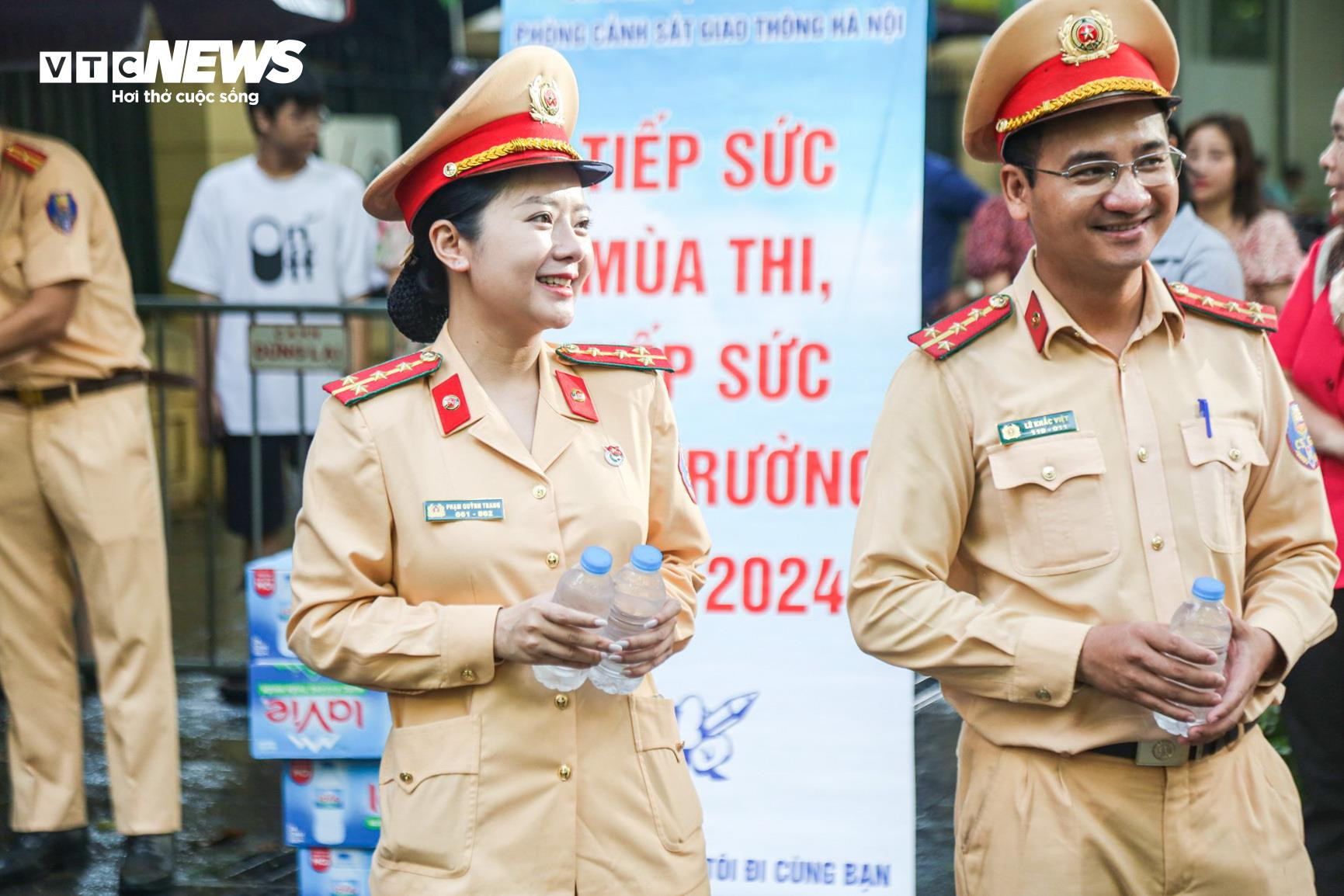 Cảnh sát giao thông Hà Nội phát nước tặng thí sinh thi tốt nghiệp THPT 2024 - 5
