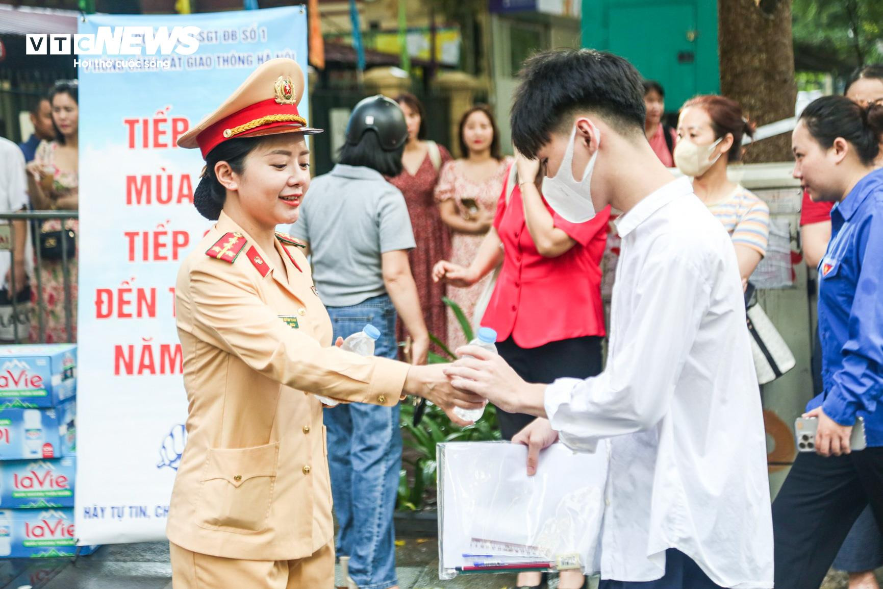 Nhìn lại khoảnh khắc xúc động của kỳ thi tốt nghiệp THPT 2024 - 8