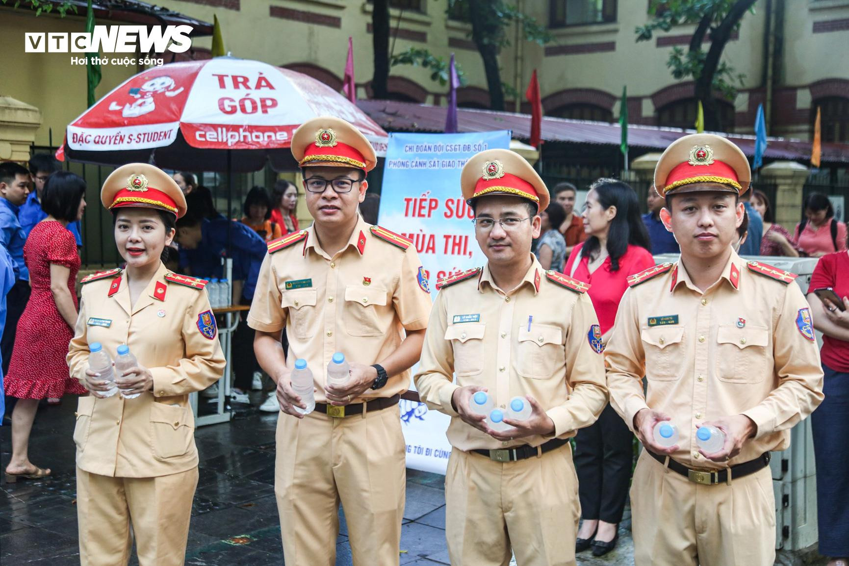 Cảnh sát giao thông Hà Nội phát nước tặng thí sinh thi tốt nghiệp THPT 2024 - 4