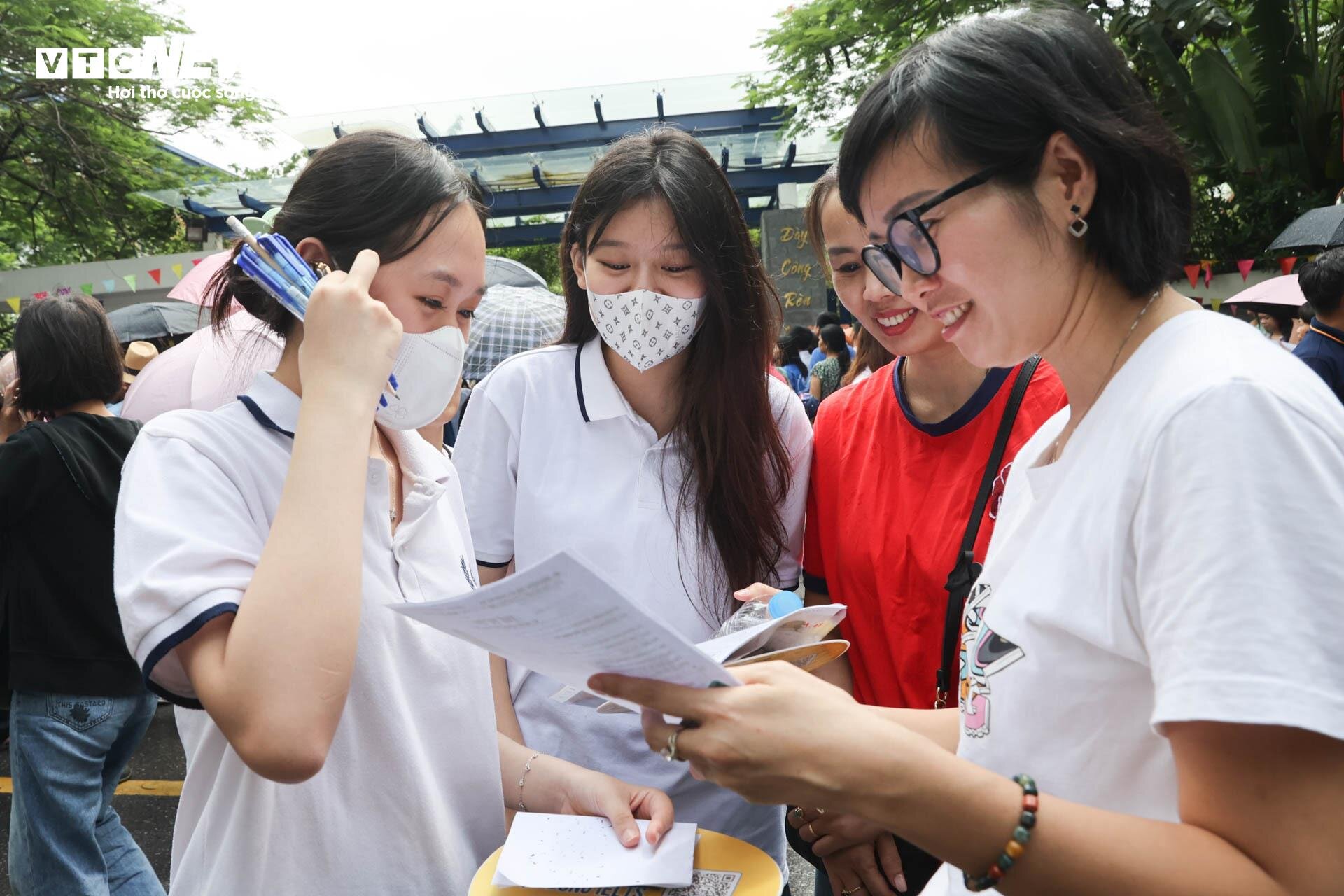 'Trúng tủ' đề Văn tốt nghiệp, thí sinh mừng rơi nước mắt viết liền 8 trang giấy - 4