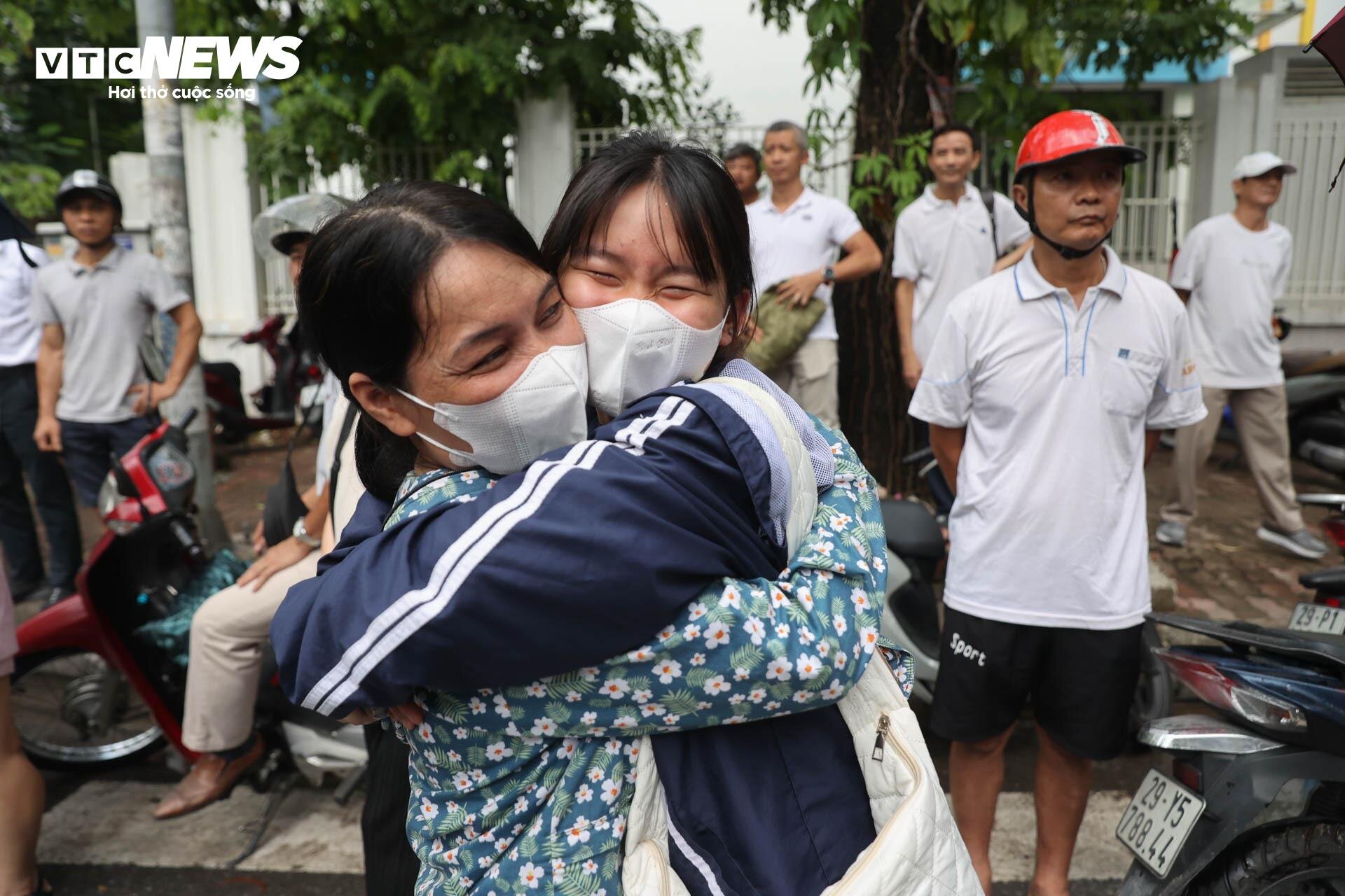 'Trúng tủ' đề Văn tốt nghiệp, thí sinh mừng rơi nước mắt viết liền 8 trang giấy - 3