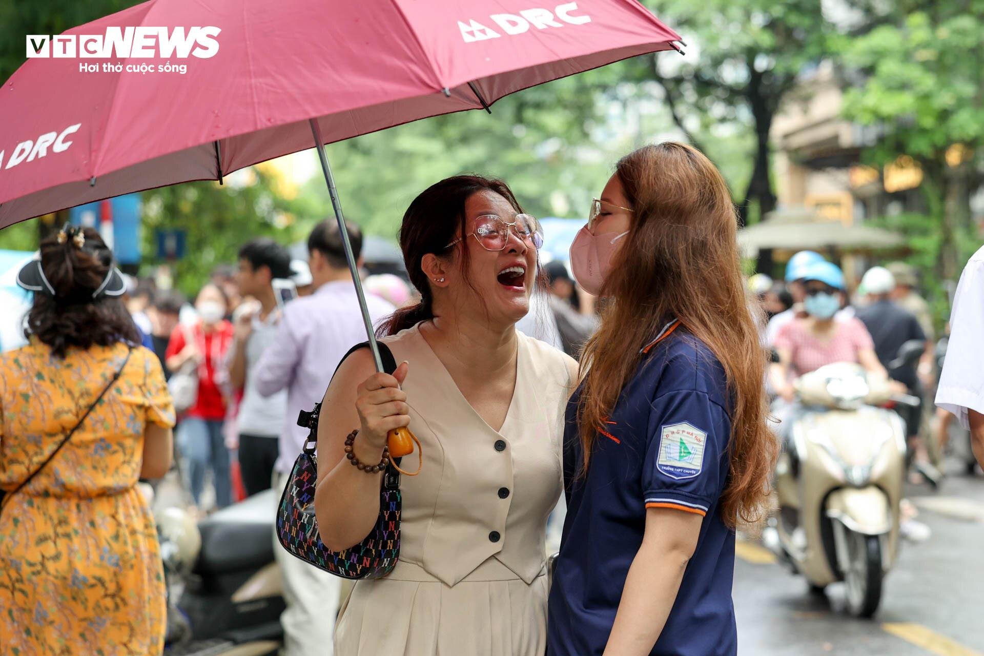 'Trúng tủ' đề Văn tốt nghiệp, thí sinh mừng rơi nước mắt viết liền 8 trang giấy - 5