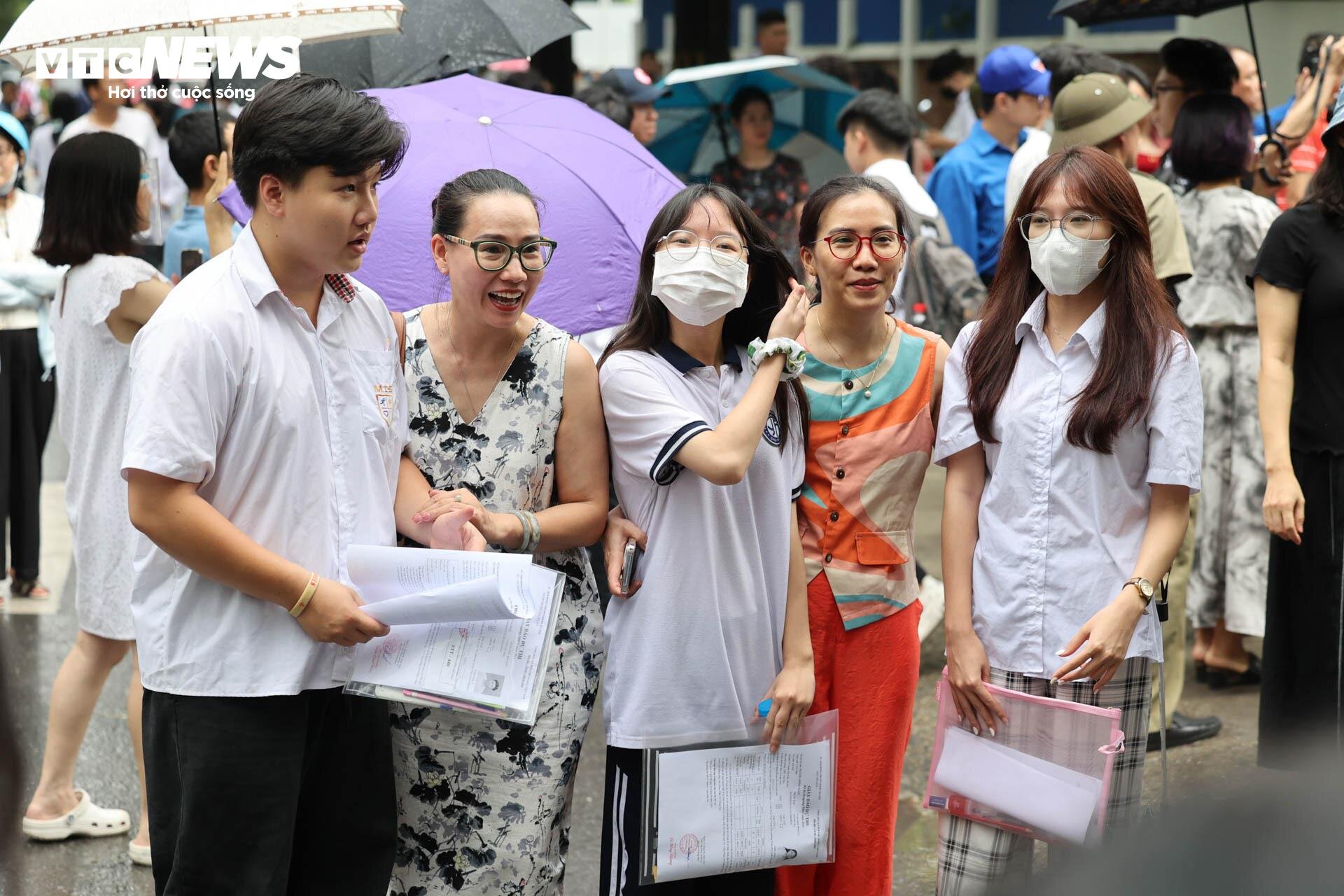 'Trúng tủ' đề Văn tốt nghiệp, thí sinh mừng rơi nước mắt viết liền 8 trang giấy - 7
