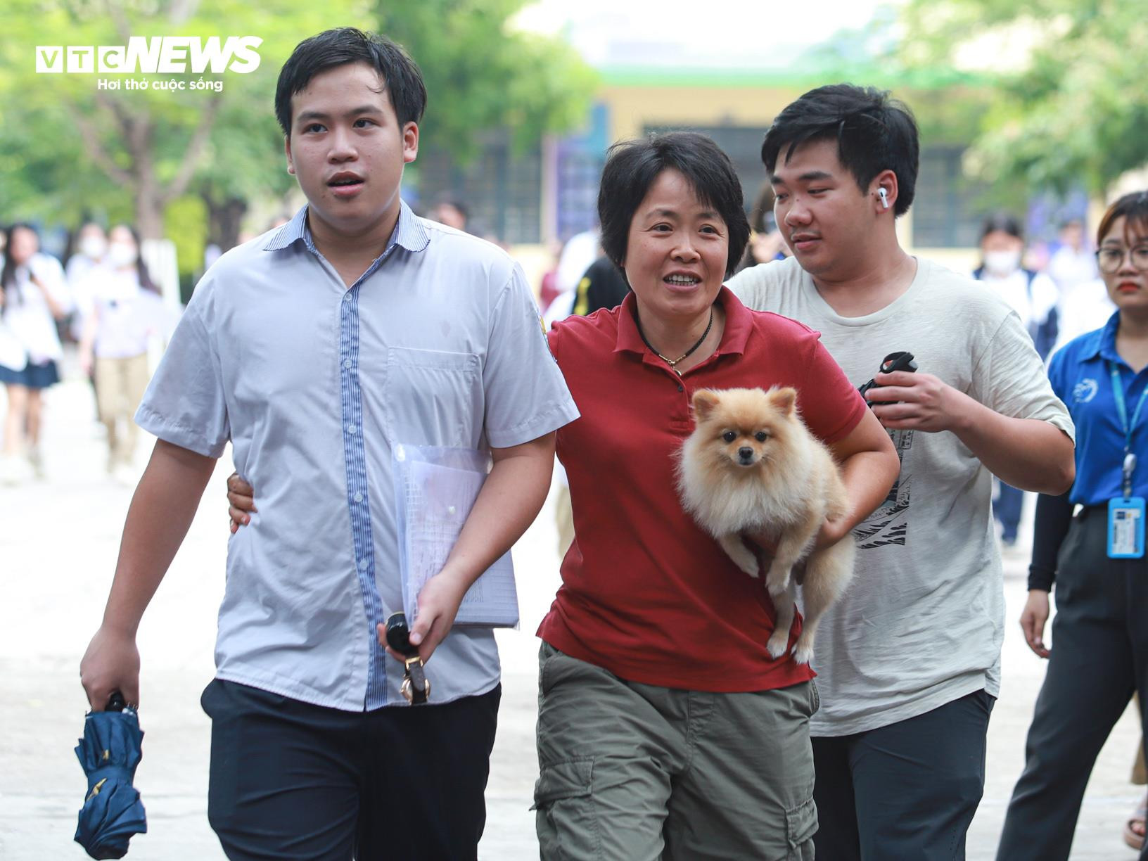 Nam sinh ăn mừng như ngôi sao bóng đá sau khi hoàn thành môn Văn - 6