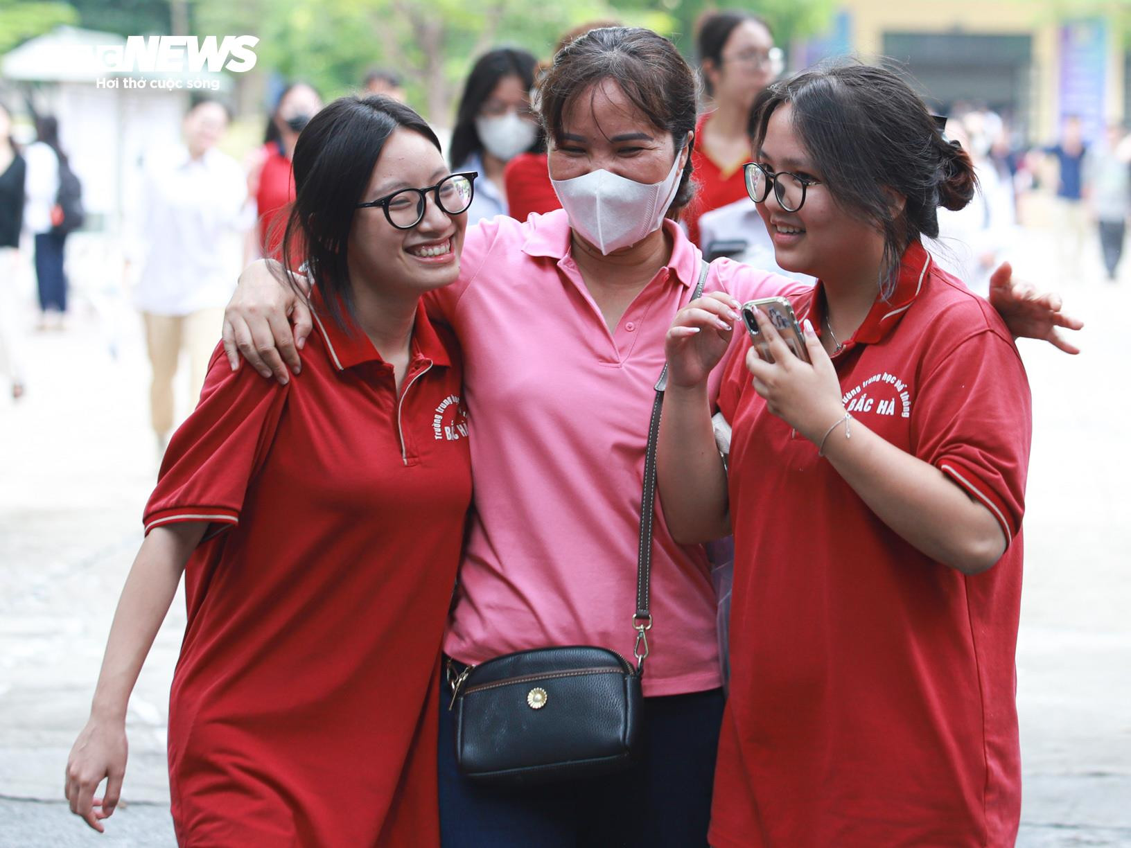 Nam sinh ăn mừng như ngôi sao bóng đá sau khi hoàn thành môn Văn - 4