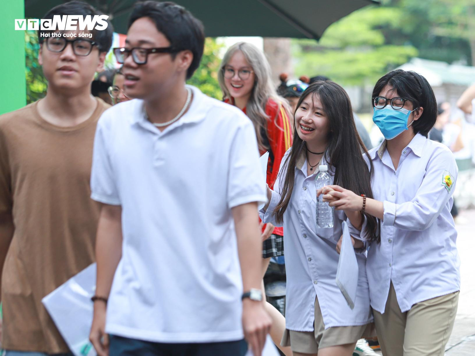 Nam sinh ăn mừng như ngôi sao bóng đá sau khi hoàn thành môn Văn - 10