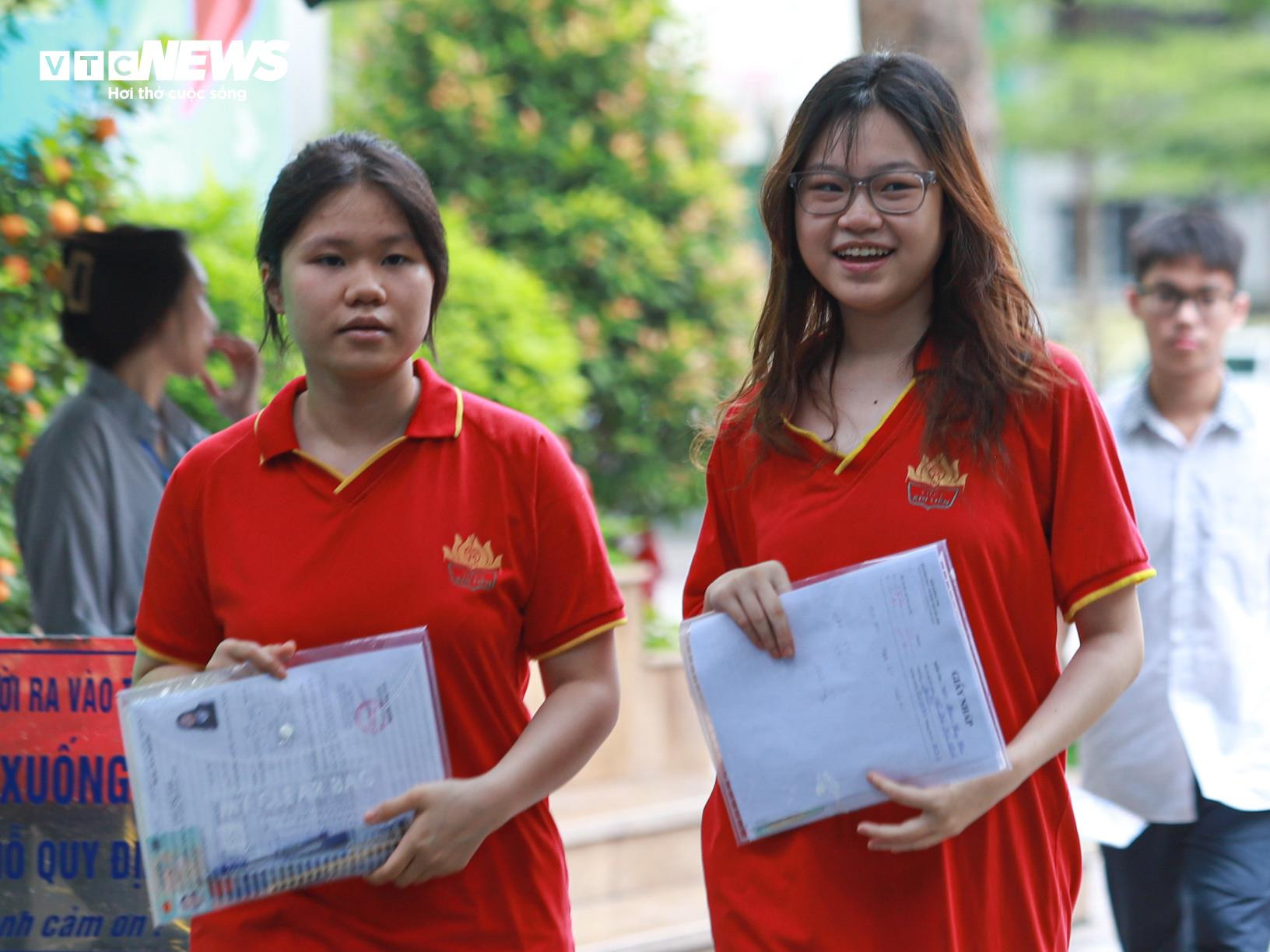 Nam sinh ăn mừng như ngôi sao bóng đá sau khi hoàn thành môn Văn - 8