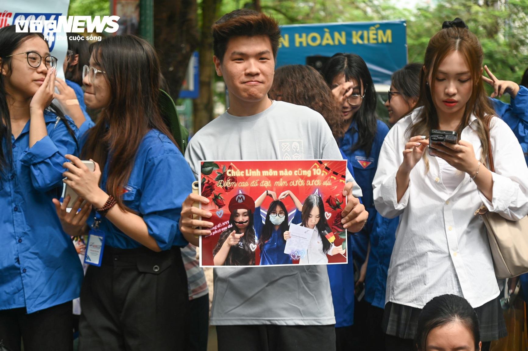 Nam sinh ăn mừng như ngôi sao bóng đá sau khi hoàn thành môn Văn - 2