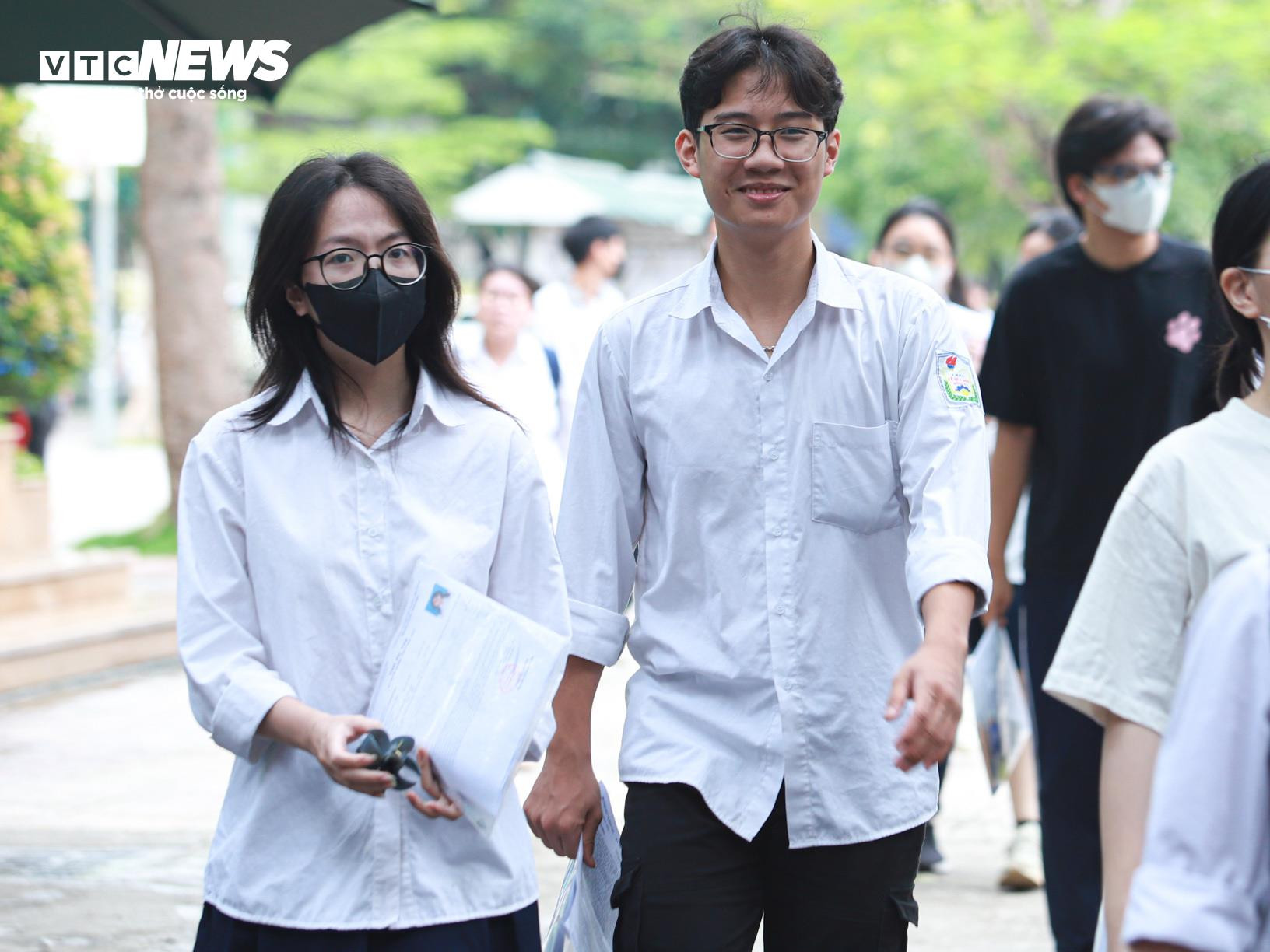 Nam sinh ăn mừng như ngôi sao bóng đá sau khi hoàn thành môn Văn - 11