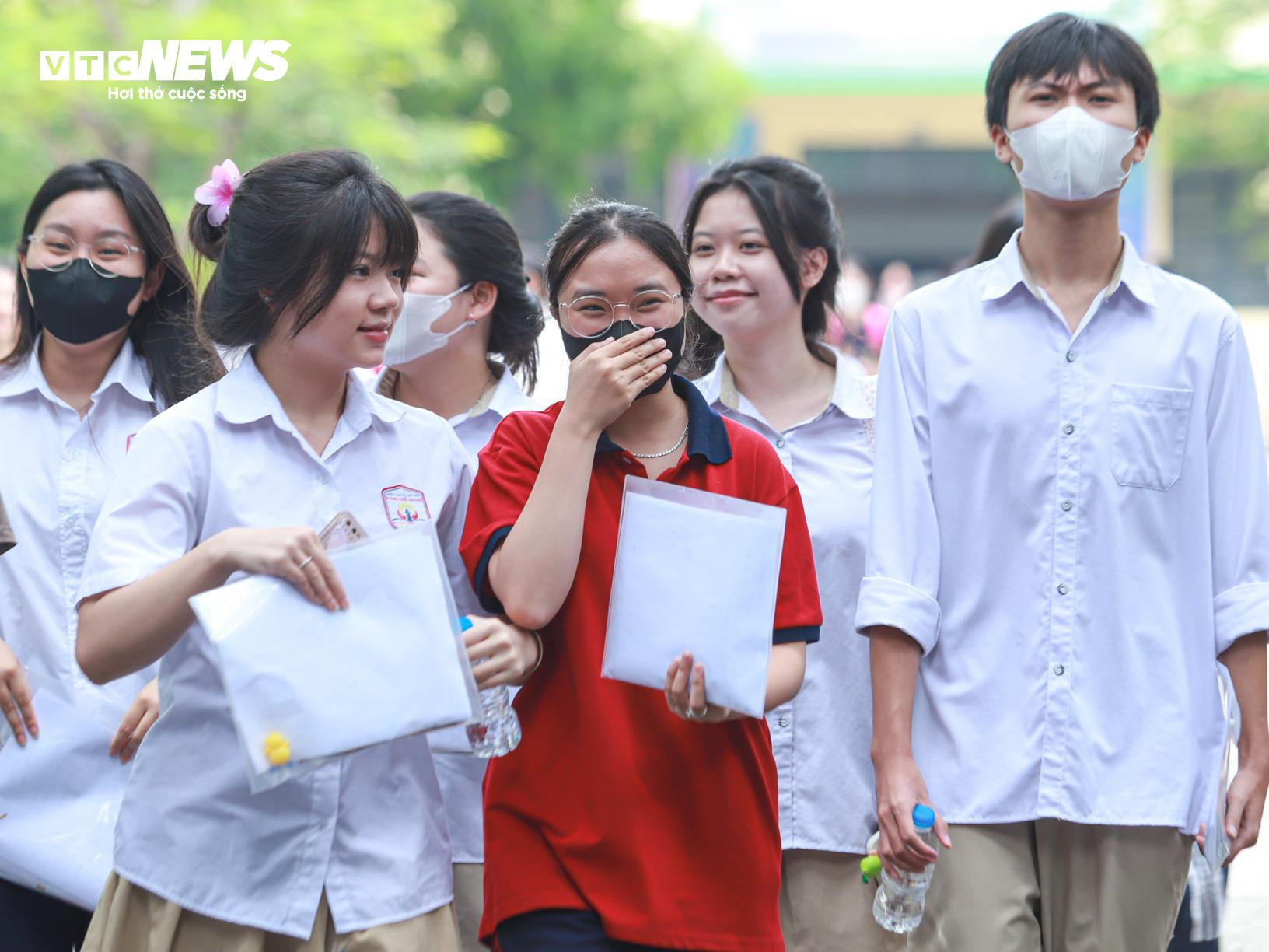 Nam sinh ăn mừng như ngôi sao bóng đá sau khi hoàn thành môn Văn - 3