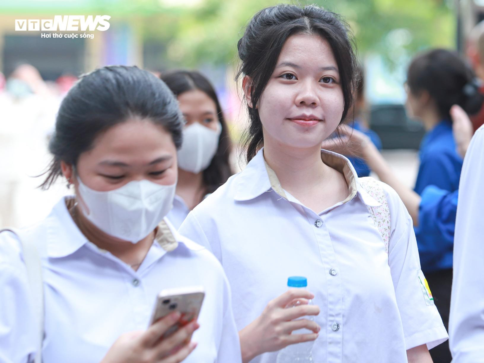 Nam sinh ăn mừng như ngôi sao bóng đá sau khi hoàn thành môn Văn - 9