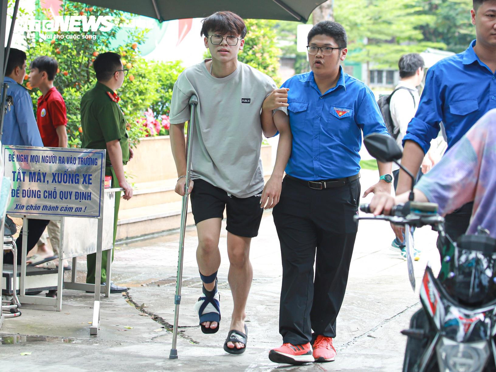 Nam sinh ăn mừng như ngôi sao bóng đá sau khi hoàn thành môn Văn - 7