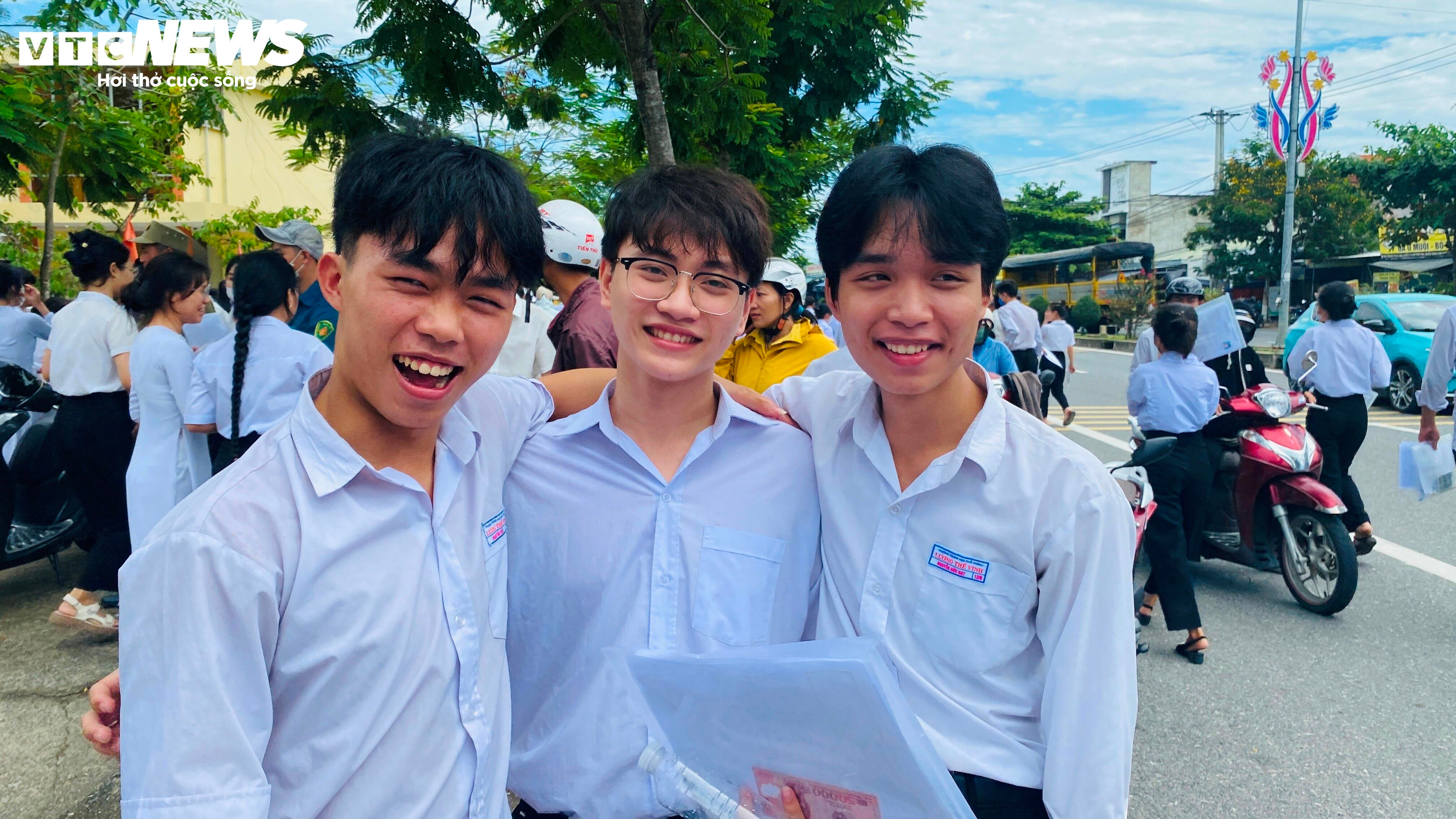 'Trúng tủ' đề Văn tốt nghiệp, thí sinh mừng rơi nước mắt viết liền 8 trang giấy - 10