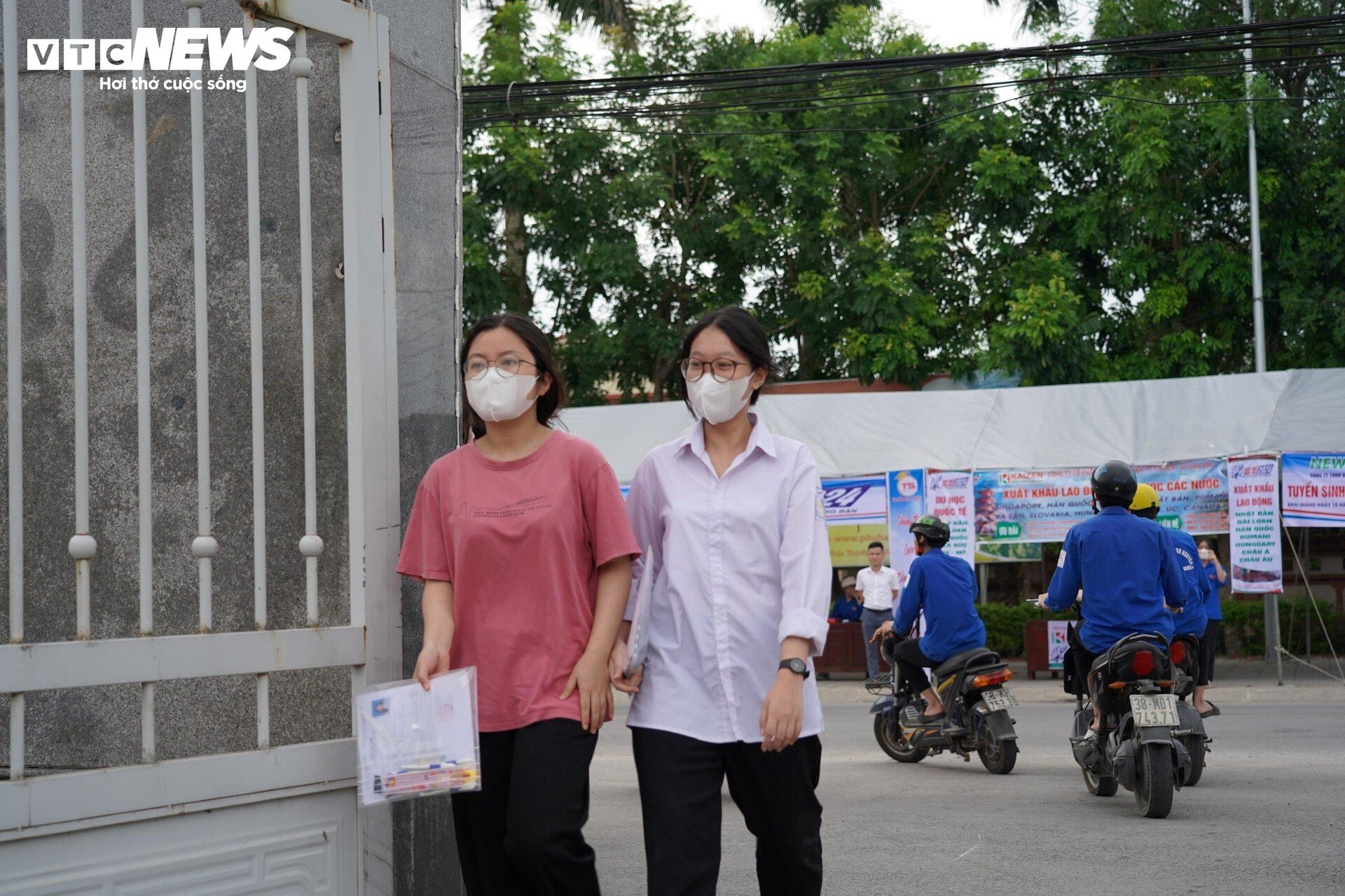 'Trúng tủ' đề Văn tốt nghiệp, thí sinh mừng rơi nước mắt viết liền 8 trang giấy - 12