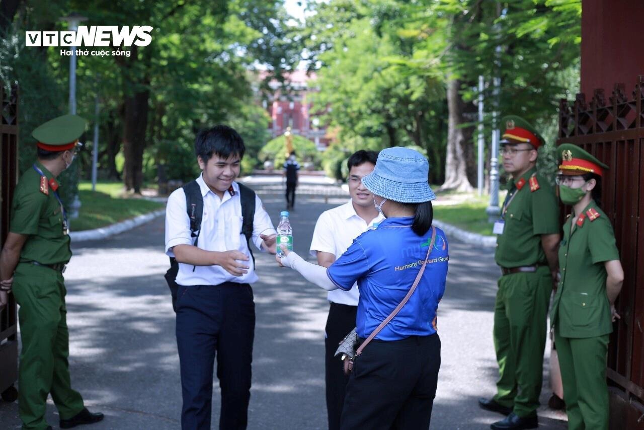 'Trúng tủ' đề Văn tốt nghiệp, thí sinh mừng rơi nước mắt viết liền 8 trang giấy - 8