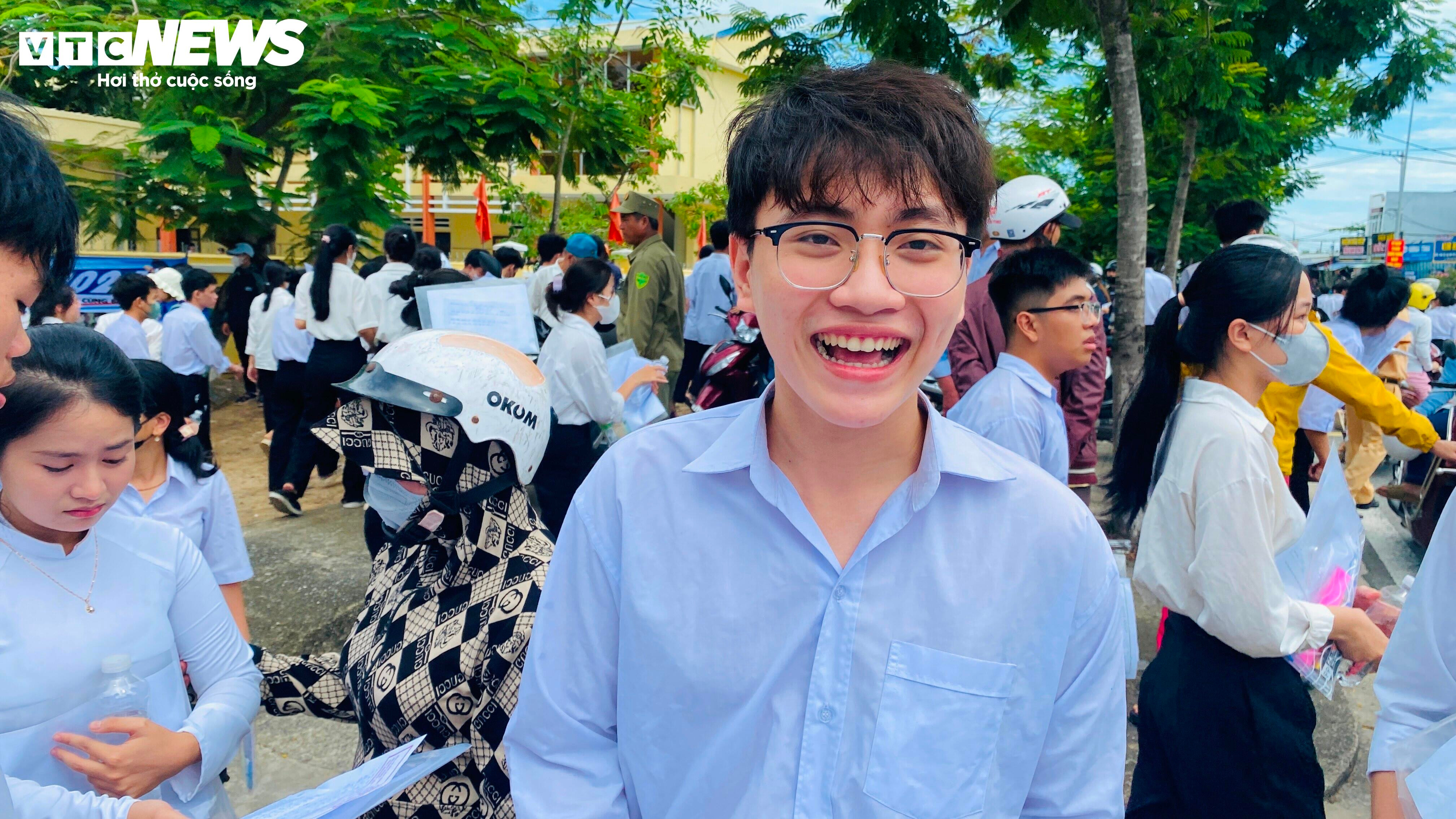 'Trúng tủ' đề Văn tốt nghiệp, thí sinh mừng rơi nước mắt viết liền 8 trang giấy - 11