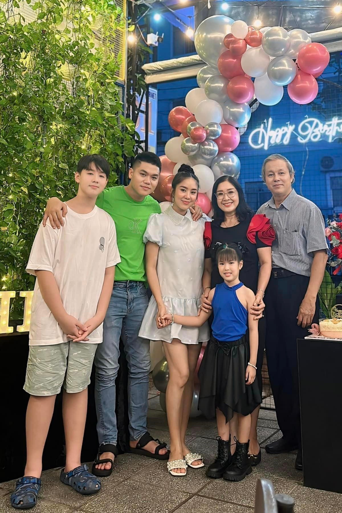 Sao Việt 29/6: Minh Hằng gợi cảm sau sinh, Lý Hùng hội ngộ 'người tình màn ảnh' - 12