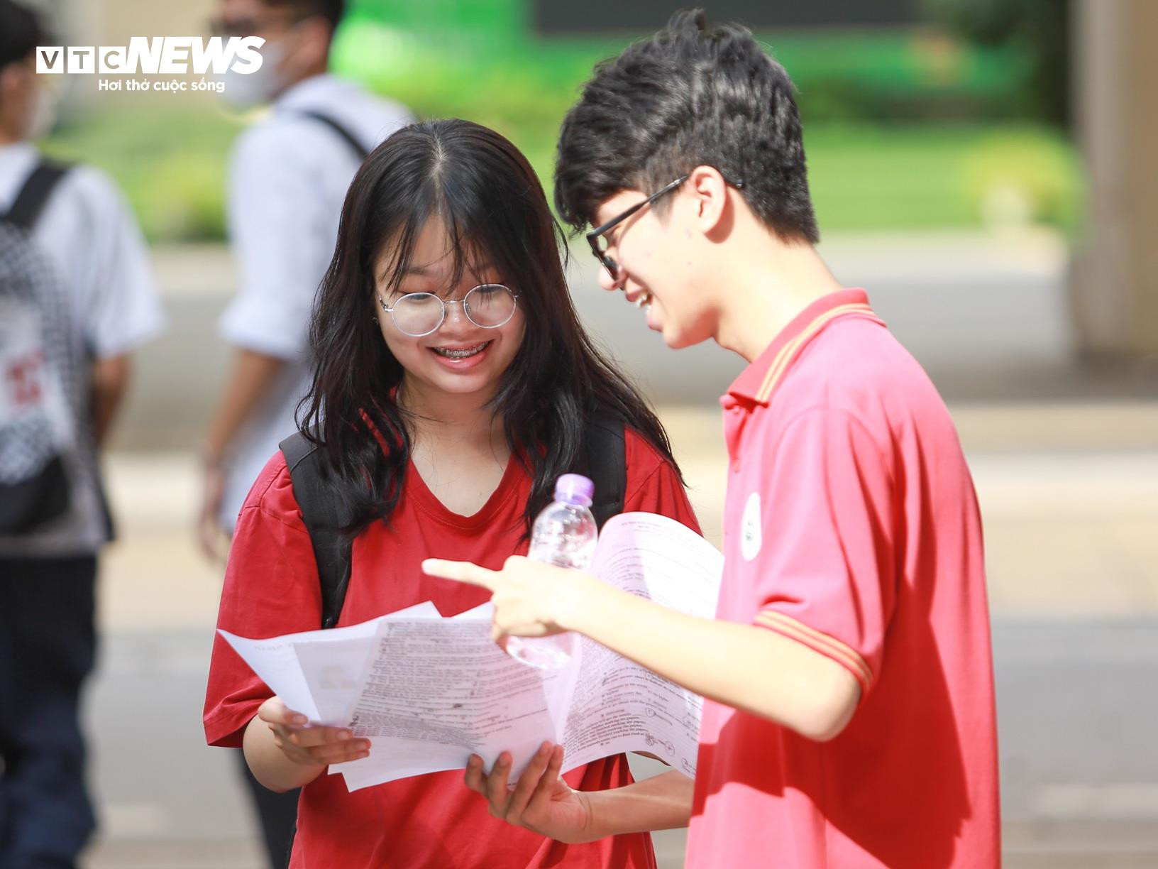 Nhìn lại khoảnh khắc xúc động của kỳ thi tốt nghiệp THPT 2024 - 25