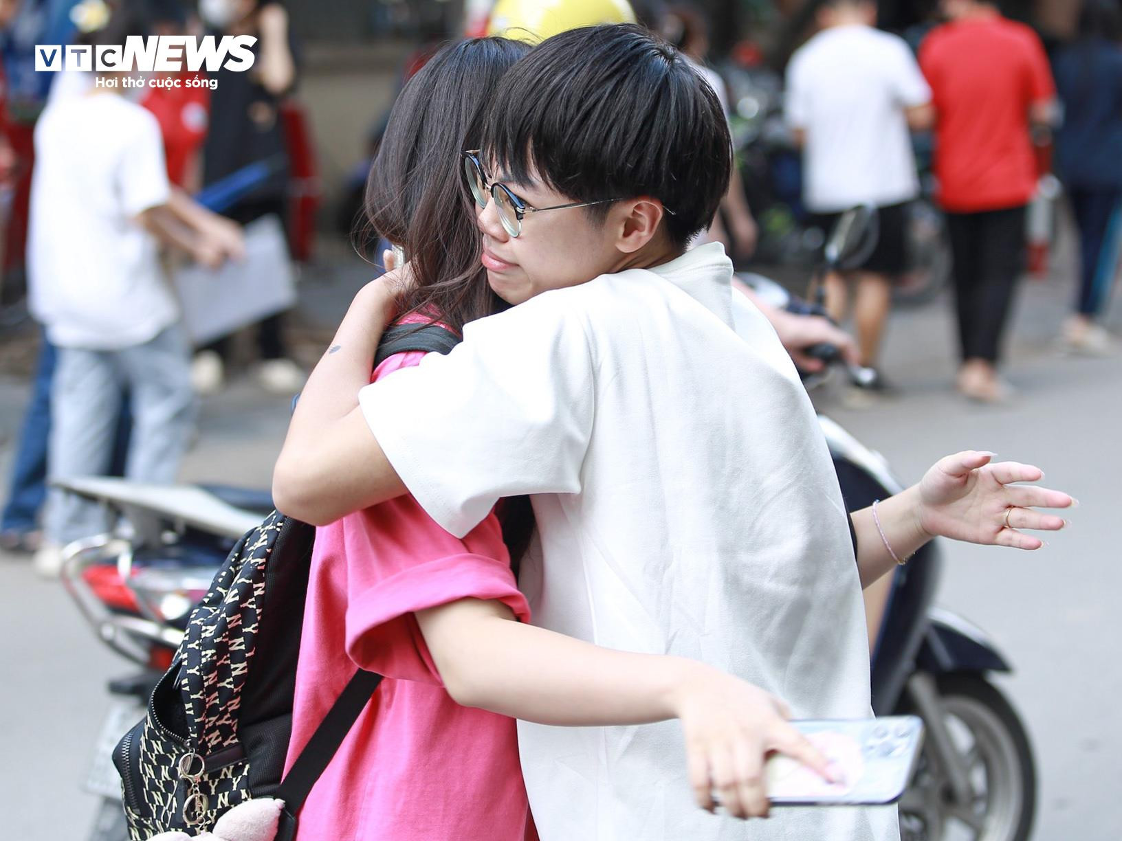 Nhìn lại khoảnh khắc xúc động của kỳ thi tốt nghiệp THPT 2024 - 28