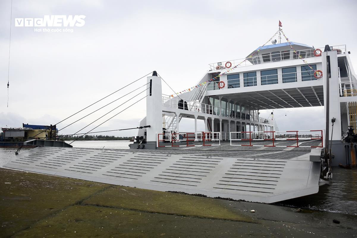 Cận cảnh chiếc phà mới dài gần 60m đưa du khách sang đảo Cát Bà - 13