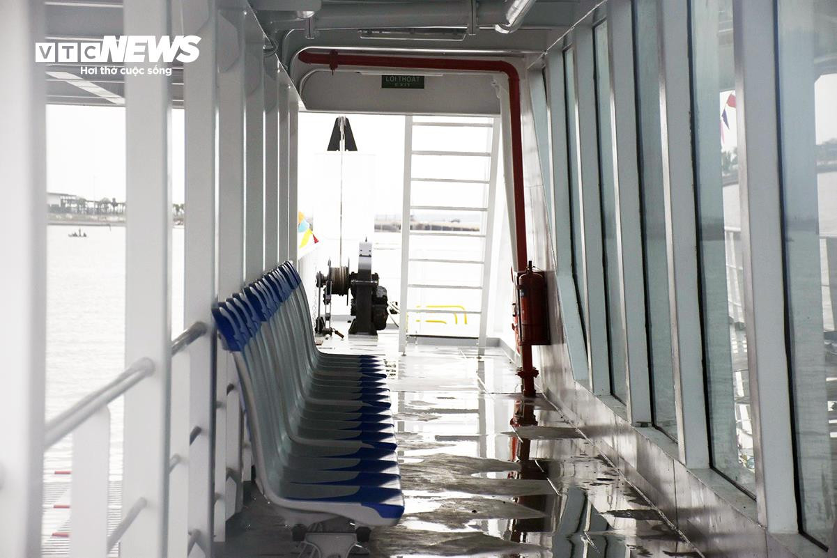 Cận cảnh chiếc phà mới dài gần 60m đưa du khách sang đảo Cát Bà - 10