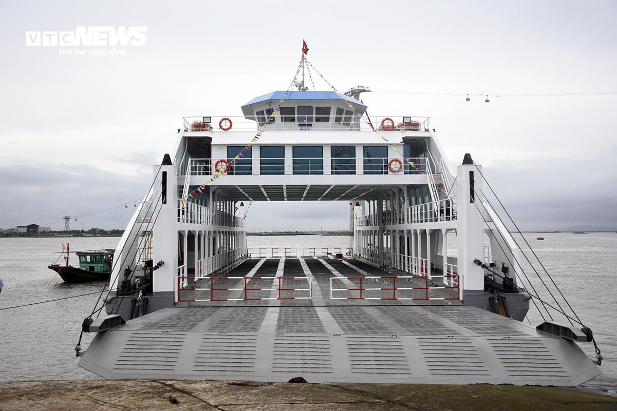 Cận cảnh chiếc phà mới dài gần 60m đưa du khách sang đảo Cát Bà - 3