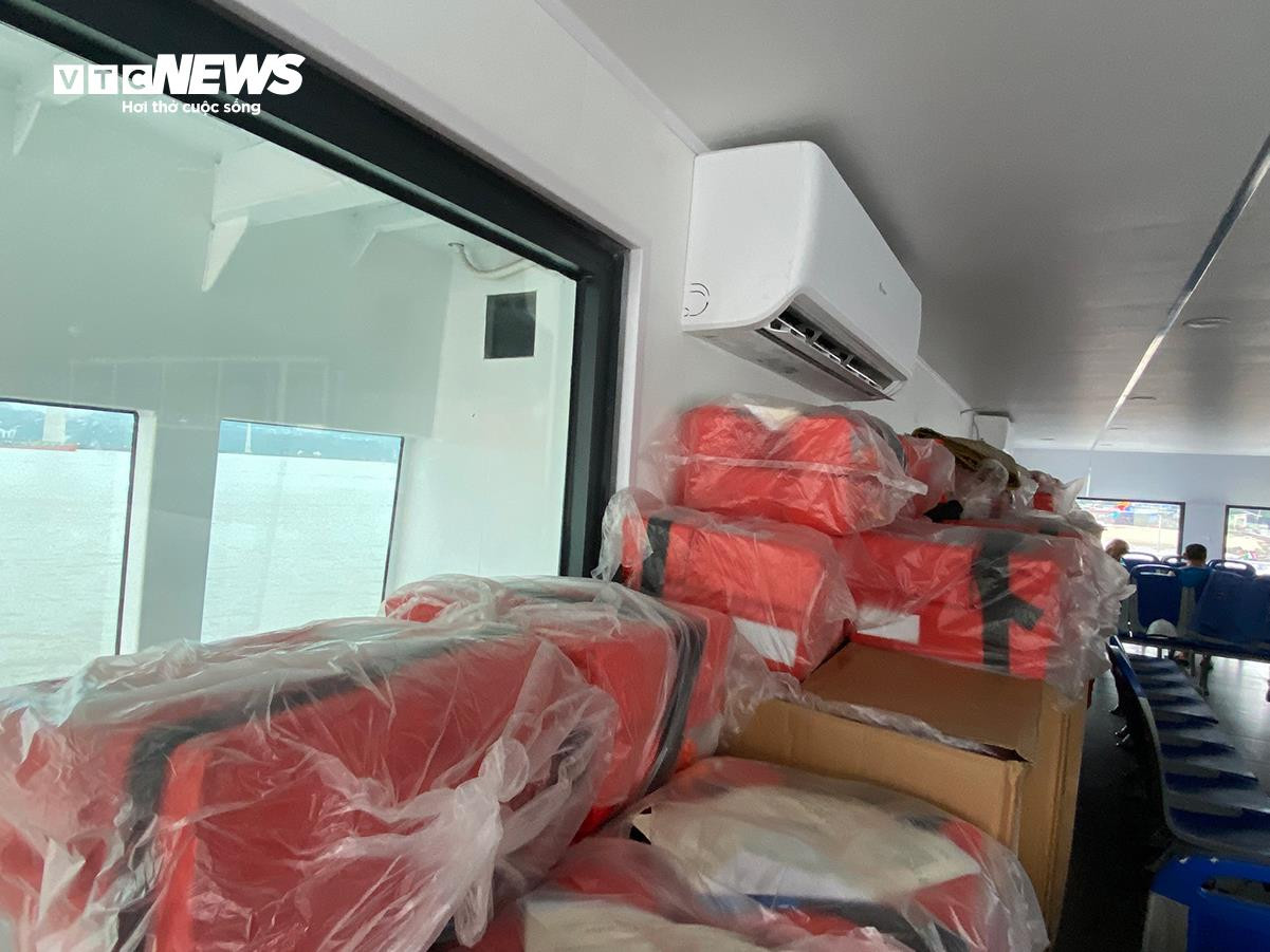 Cận cảnh chiếc phà mới dài gần 60m đưa du khách sang đảo Cát Bà - 12