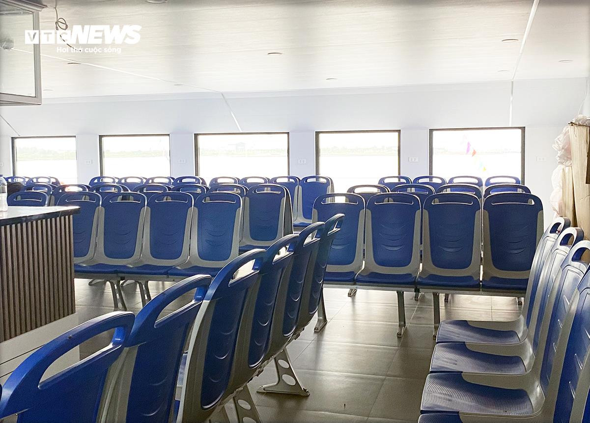 Cận cảnh chiếc phà mới dài gần 60m đưa du khách sang đảo Cát Bà - 11