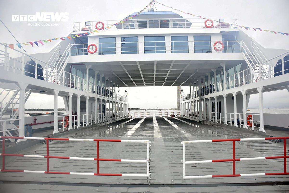 Cận cảnh chiếc phà mới dài gần 60m đưa du khách sang đảo Cát Bà - 9
