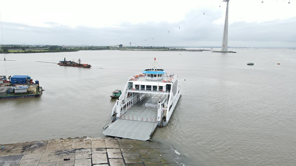 Cận cảnh chiếc phà mới dài gần 60m đưa du khách sang đảo Cát Bà - 4