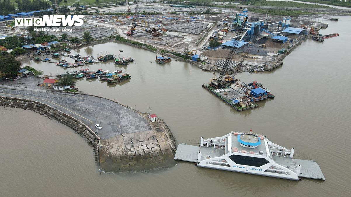 Cận cảnh chiếc phà mới dài gần 60m đưa du khách sang đảo Cát Bà - 2