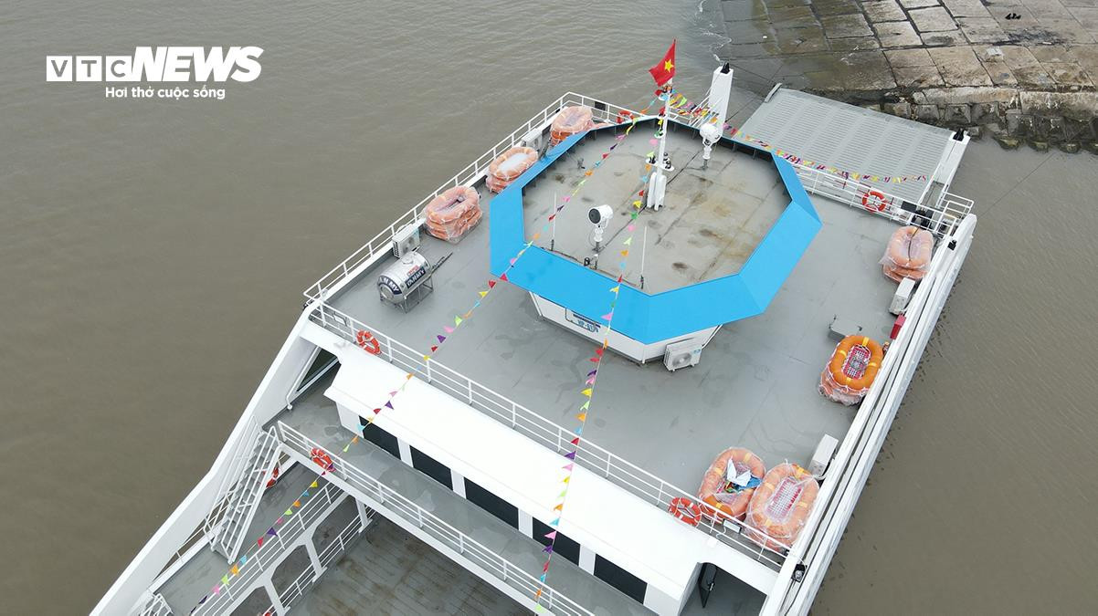 Cận cảnh chiếc phà mới dài gần 60m đưa du khách sang đảo Cát Bà - 7