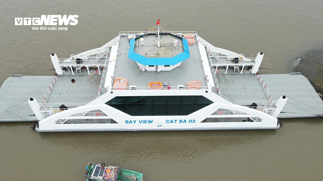 Cận cảnh chiếc phà mới dài gần 60m đưa du khách sang đảo Cát Bà - 1