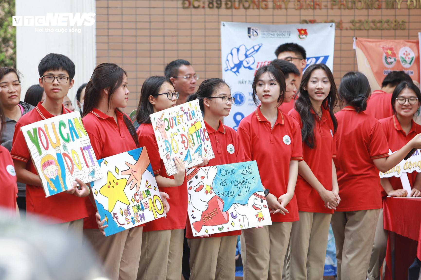 Nhìn lại khoảnh khắc xúc động của kỳ thi tốt nghiệp THPT 2024 - 7