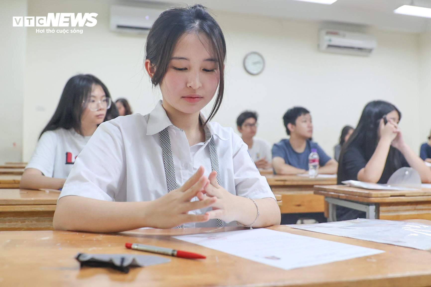 Nhìn lại khoảnh khắc xúc động của kỳ thi tốt nghiệp THPT 2024 - 4