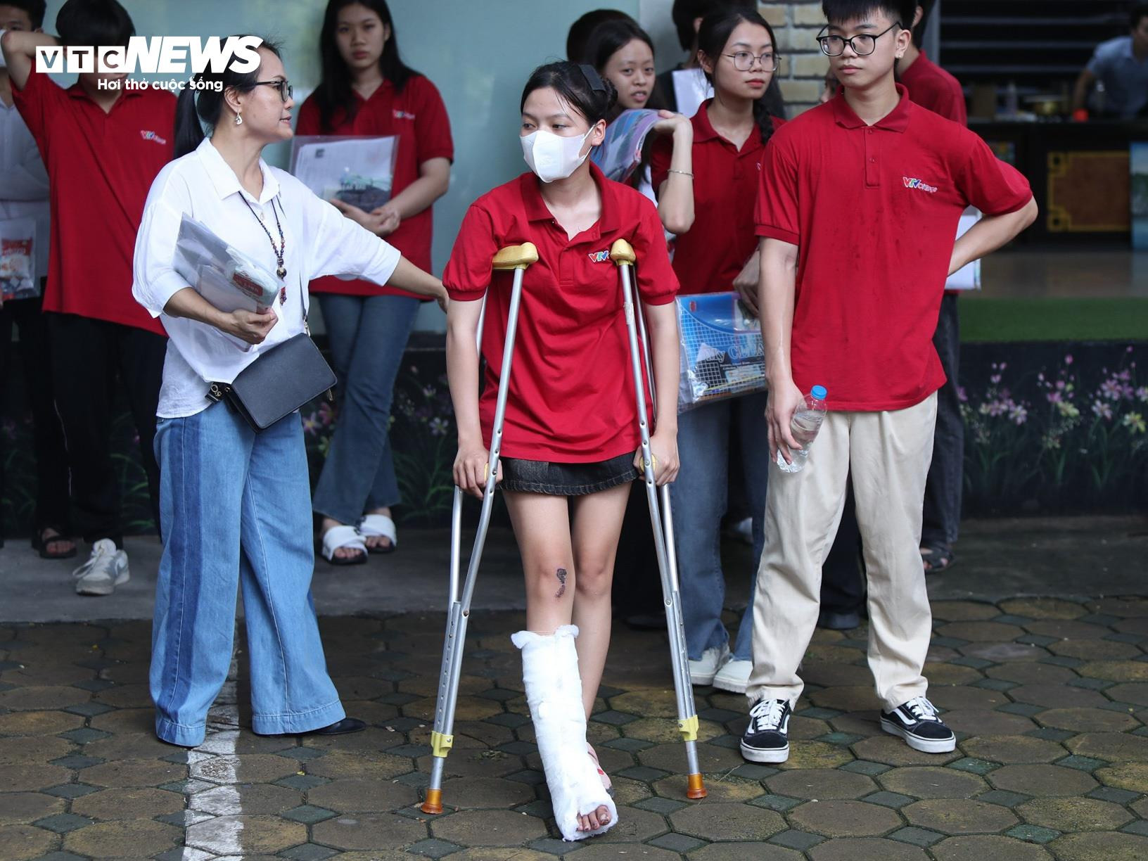 Nhìn lại khoảnh khắc xúc động của kỳ thi tốt nghiệp THPT 2024 - 18