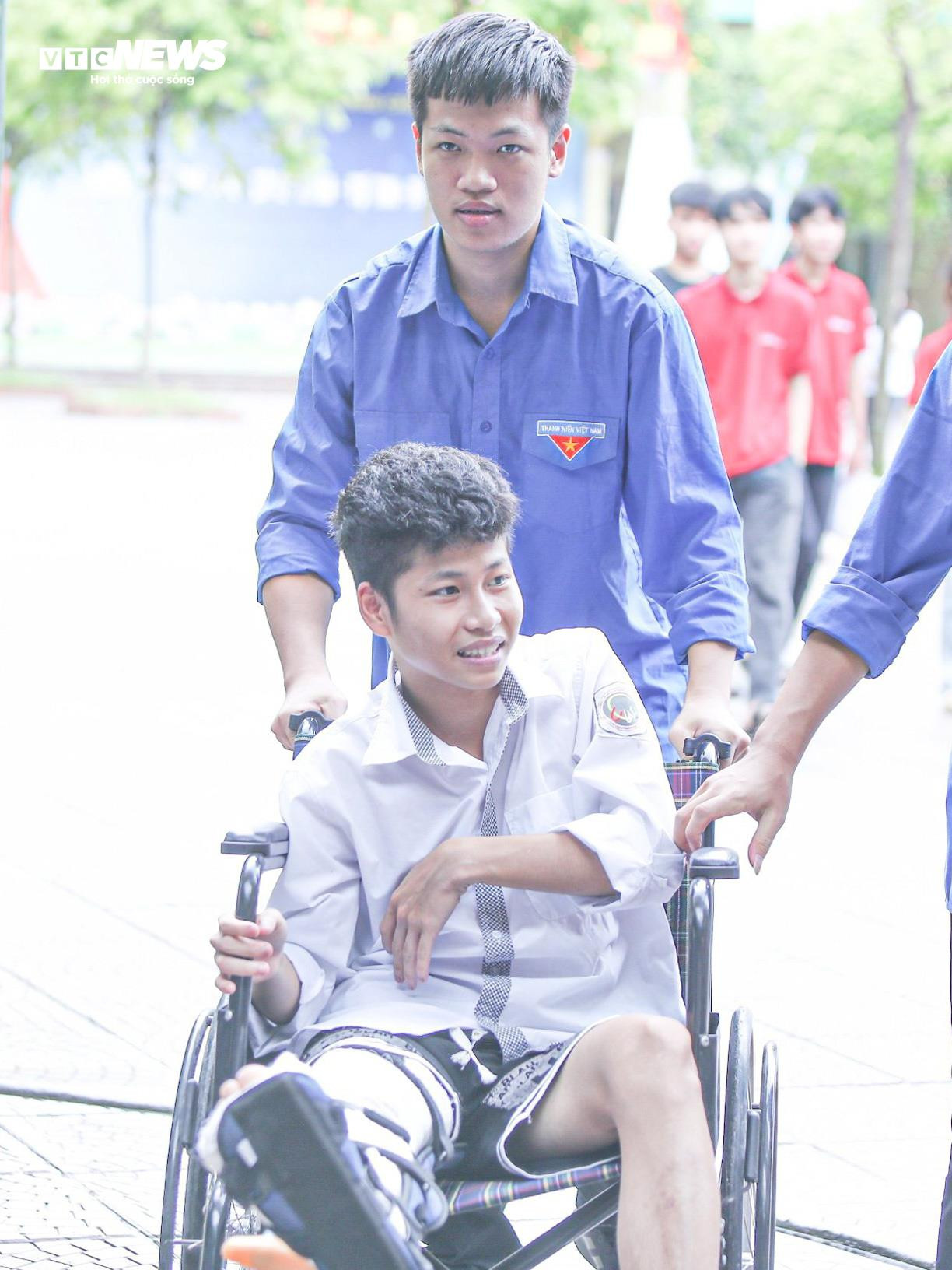 Nhìn lại khoảnh khắc xúc động của kỳ thi tốt nghiệp THPT 2024 - 17