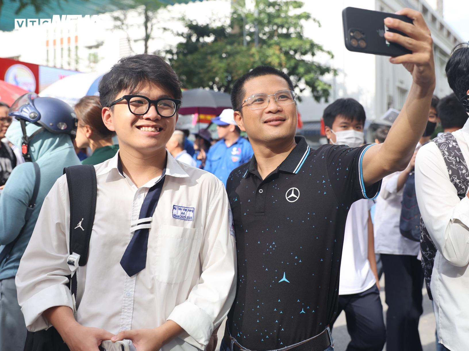 Nhìn lại khoảnh khắc xúc động của kỳ thi tốt nghiệp THPT 2024 - 19