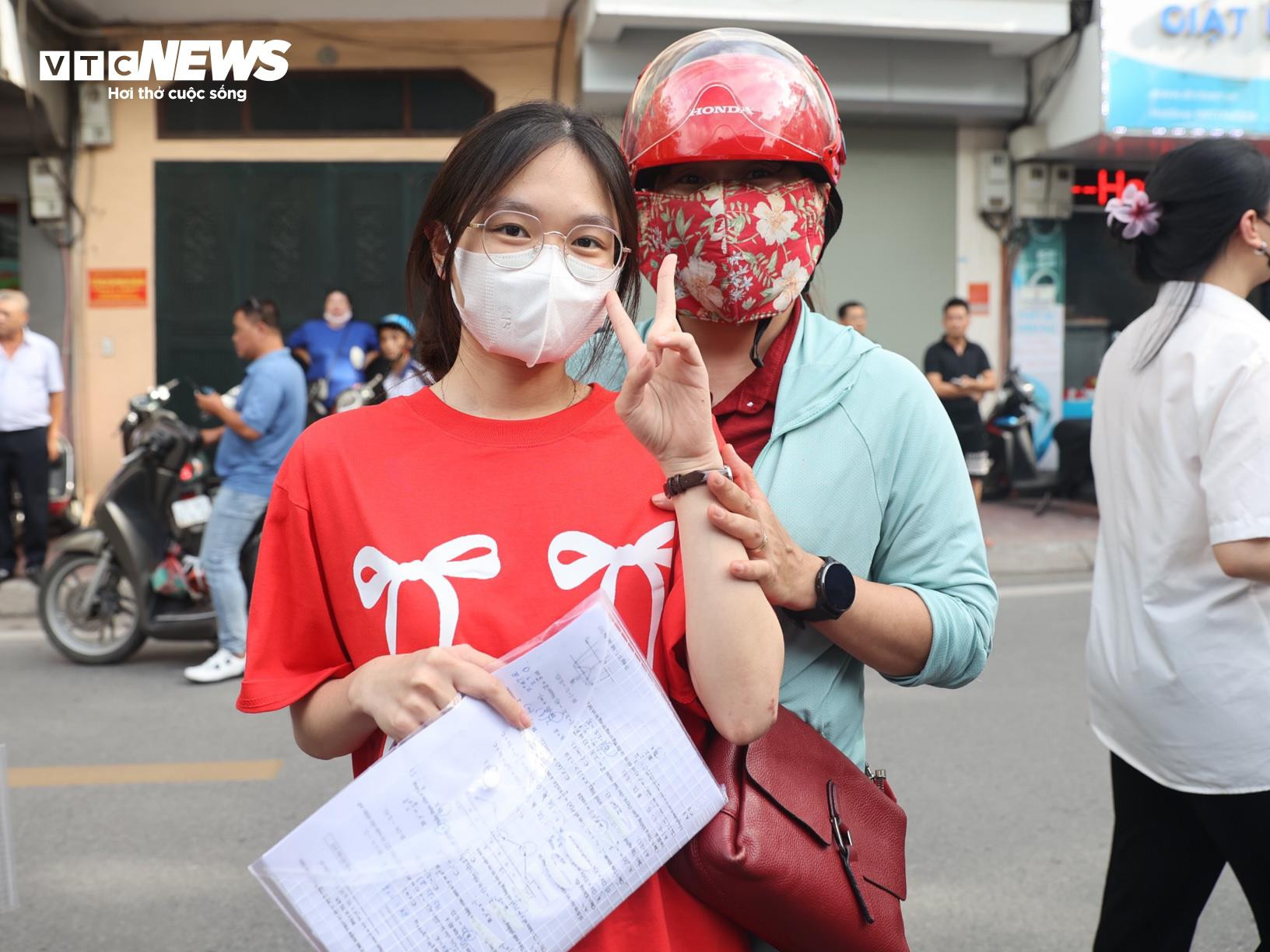 Nhìn lại khoảnh khắc xúc động của kỳ thi tốt nghiệp THPT 2024 - 20