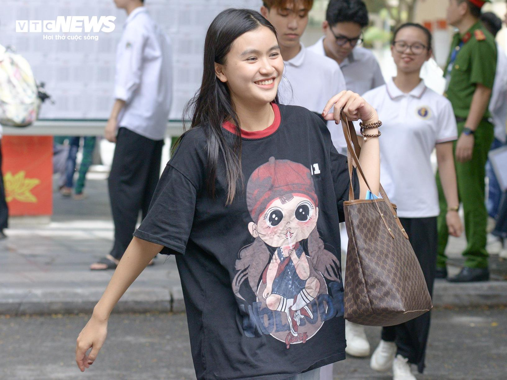 Nhìn lại khoảnh khắc xúc động của kỳ thi tốt nghiệp THPT 2024 - 21