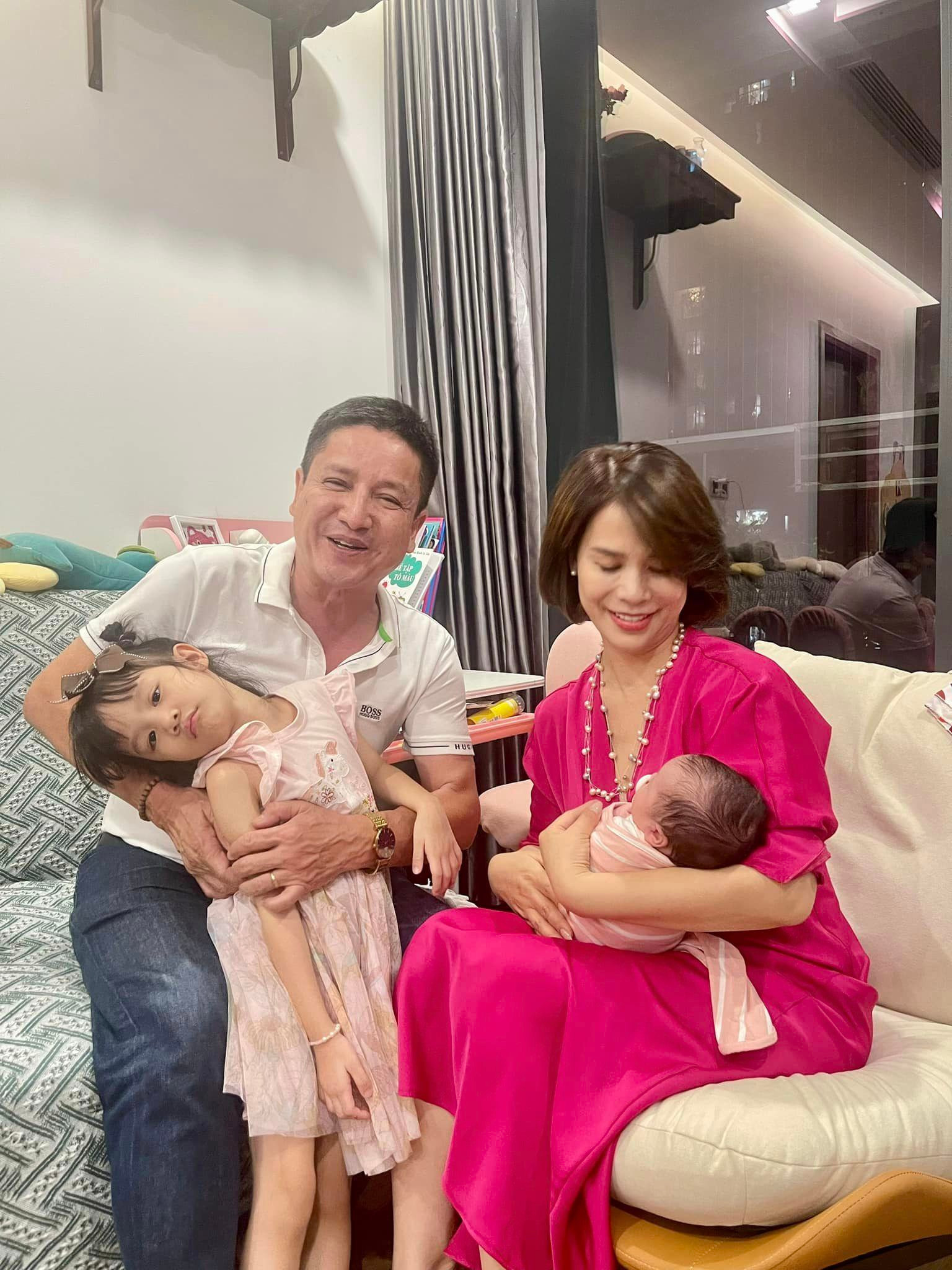 Sao Việt 1/7: Mai Phương Thúy gợi cảm, NSƯT Chí Trung khoe cháu nội mới sinh - 2