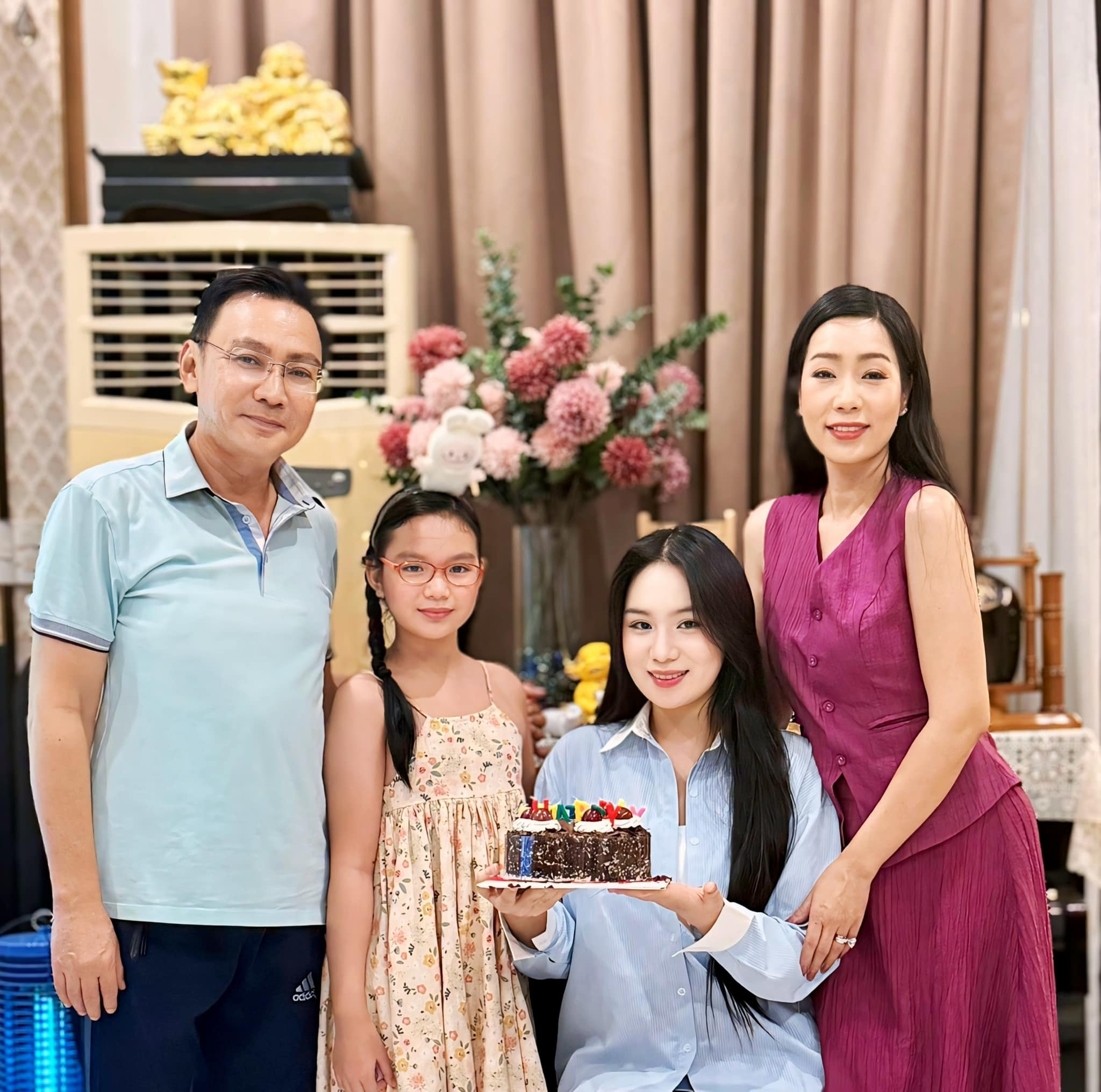 Sao Việt 1/7: Mai Phương Thúy gợi cảm, NSƯT Chí Trung khoe cháu nội mới sinh - 8