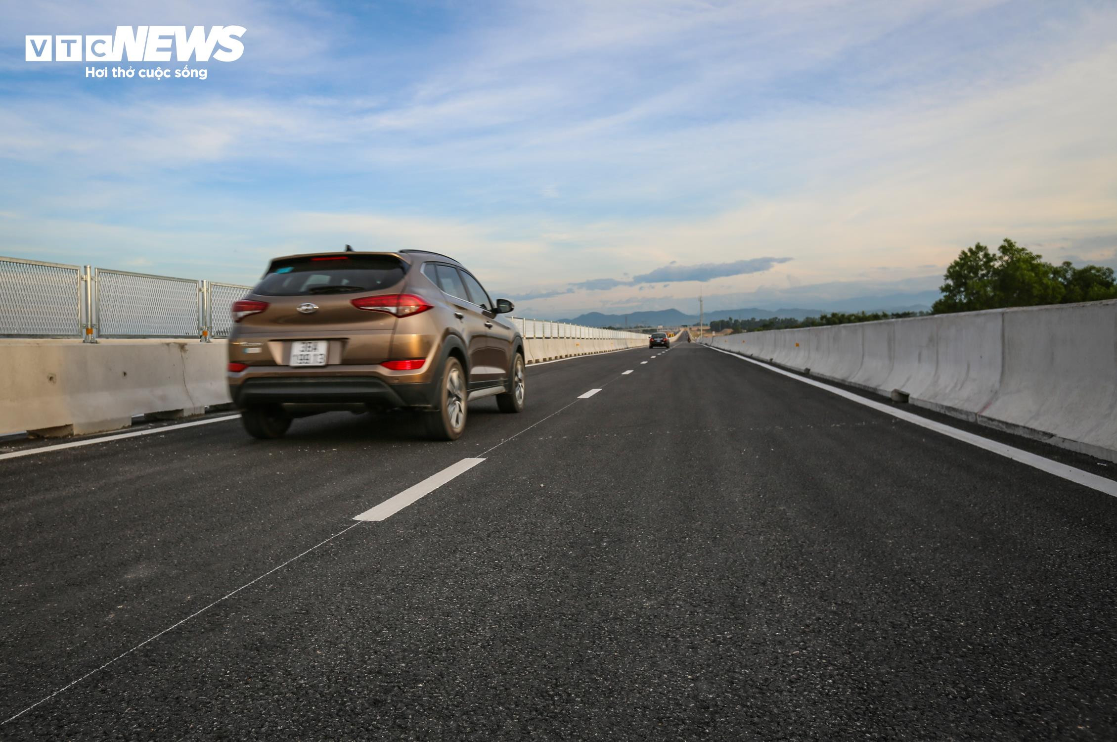 Cận cảnh 19 km cuối cùng trên cao tốc Diễn Châu – Bãi Vọt thông xe sáng nay - 14