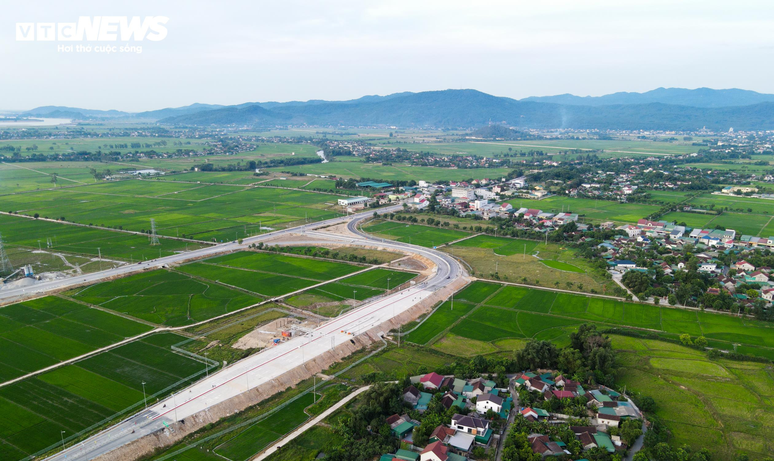 Cận cảnh 19 km cuối cùng trên cao tốc Diễn Châu – Bãi Vọt thông xe sáng nay - 11