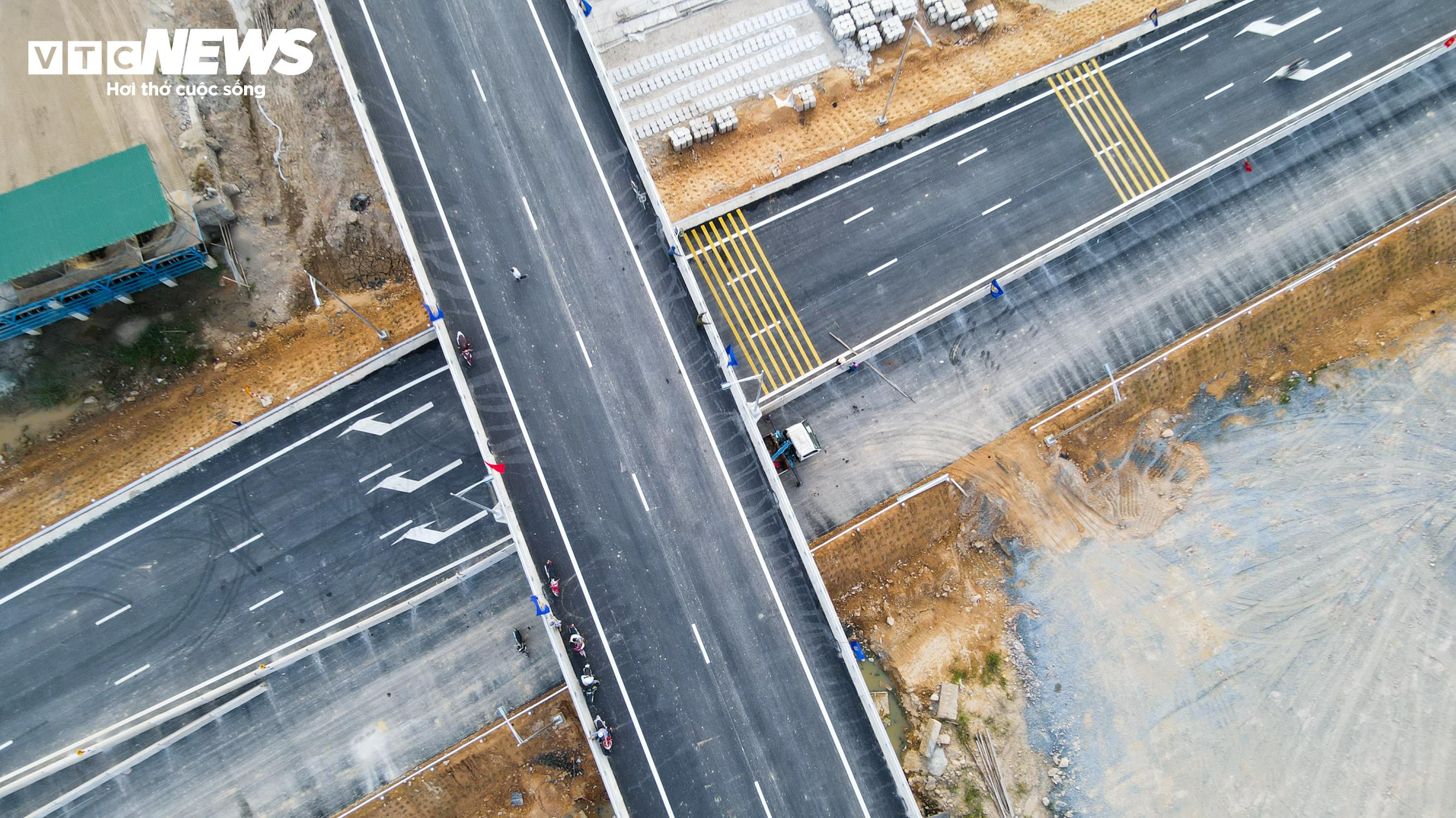 Cận cảnh 19 km cuối cùng trên cao tốc Diễn Châu – Bãi Vọt thông xe sáng nay - 4