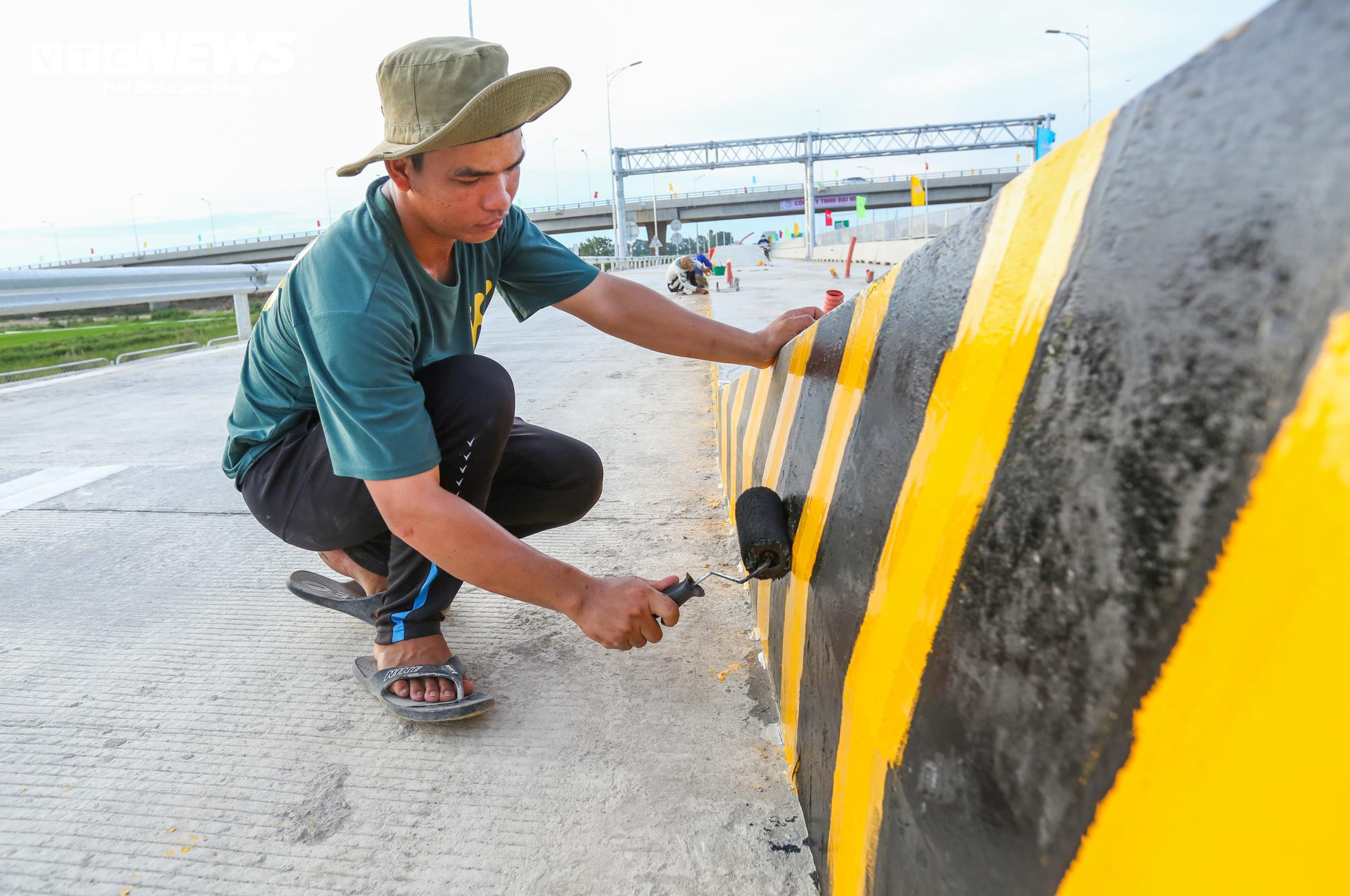 Cận cảnh 19 km cuối cùng trên cao tốc Diễn Châu – Bãi Vọt thông xe sáng nay - 13