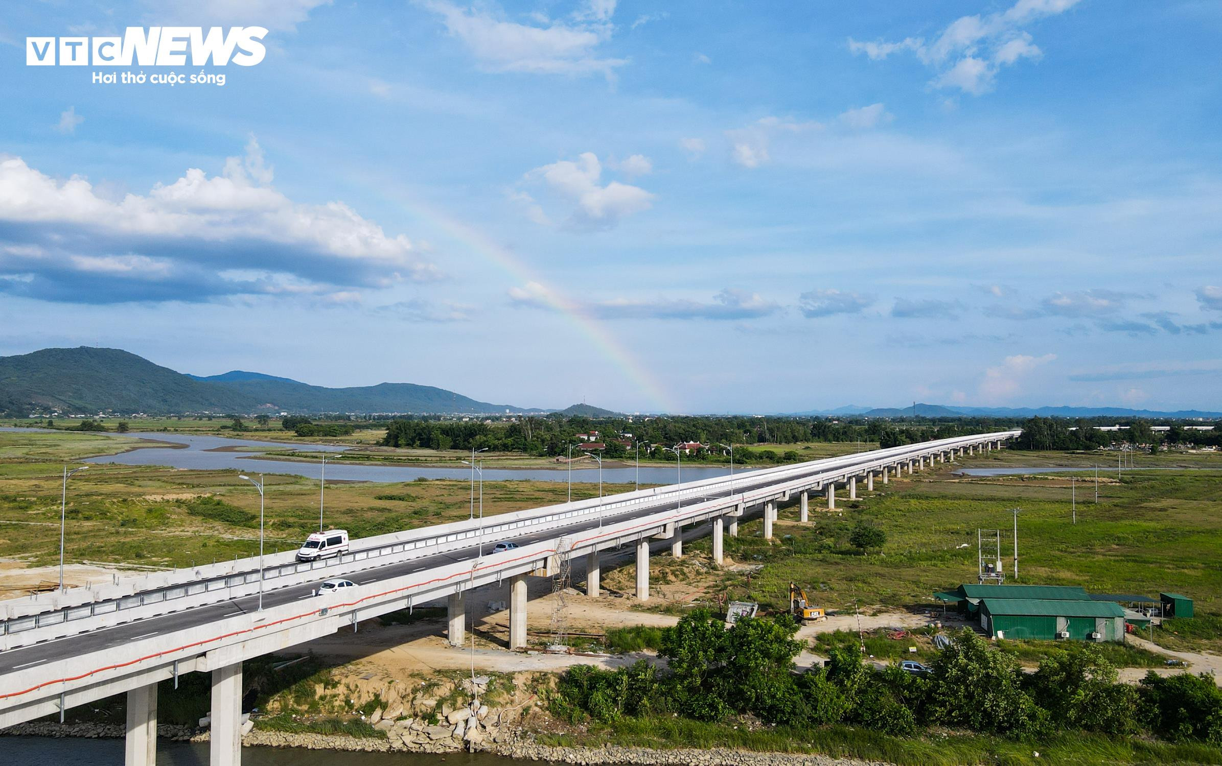 Cận cảnh 19 km cuối cùng trên cao tốc Diễn Châu – Bãi Vọt thông xe sáng nay - 2