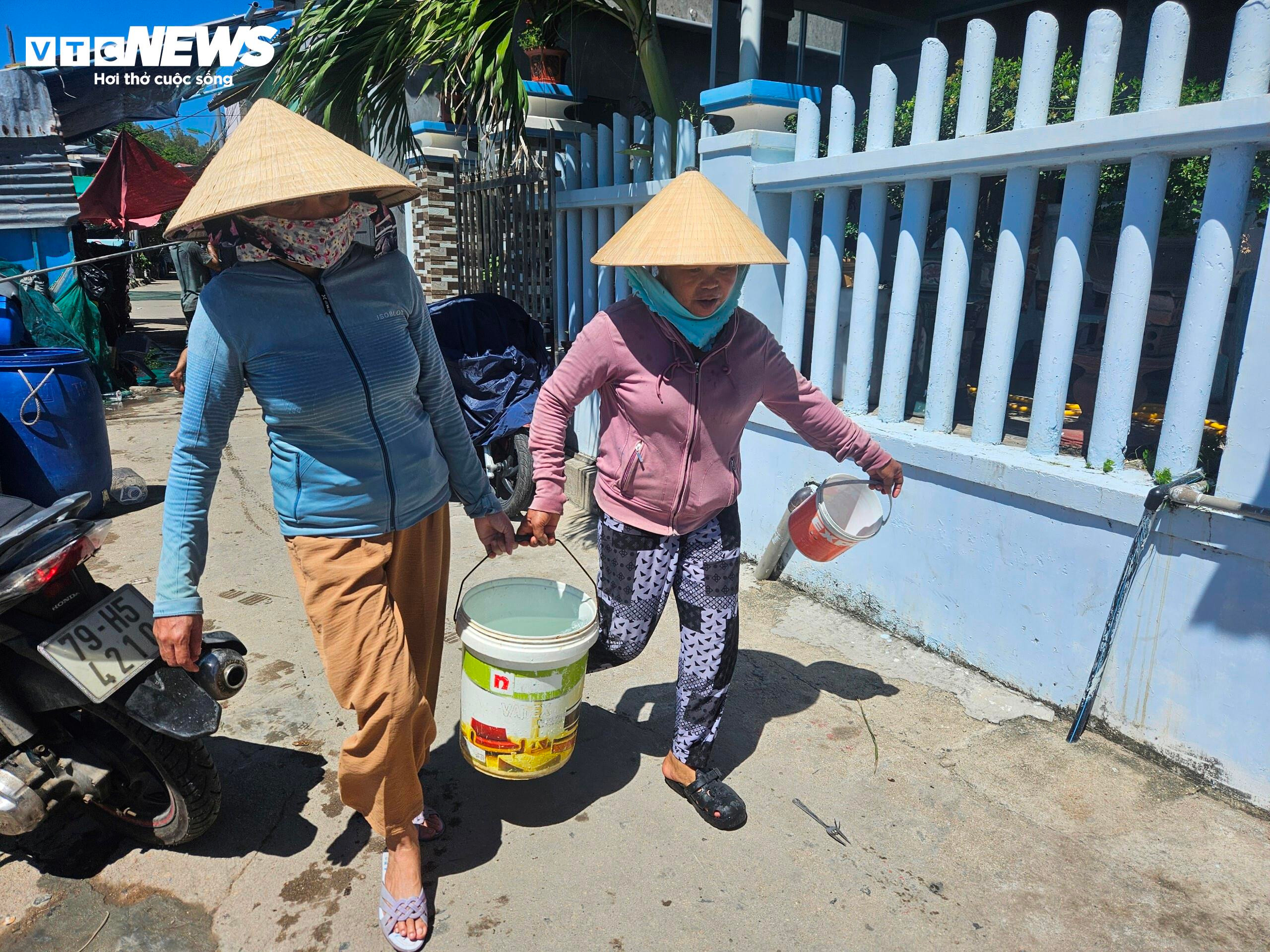 Vỡ đường ống vượt biển ra đảo, dân đội nắng đợi lấy nước ngọt - 4